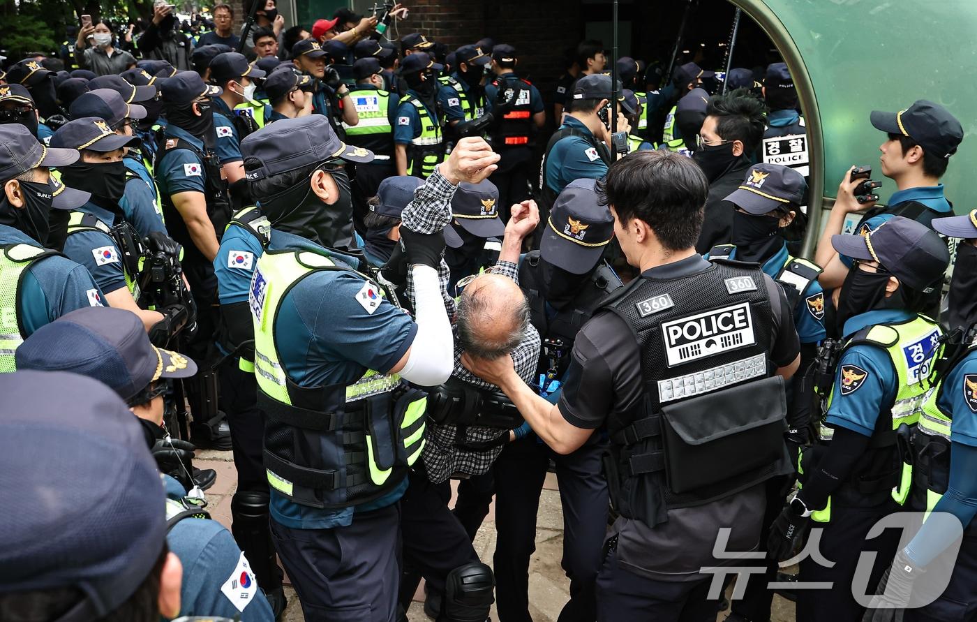 본문 이미지 - 5일 '투표용지 부족' 사태가 발생한 서울 송파구 잠실7동 제2투표소 앞에서 경찰들이 투표함 반출을 막는 시위대 및 시민들을 끌어내고 있다. ⓒ 뉴스1 김도우 기자