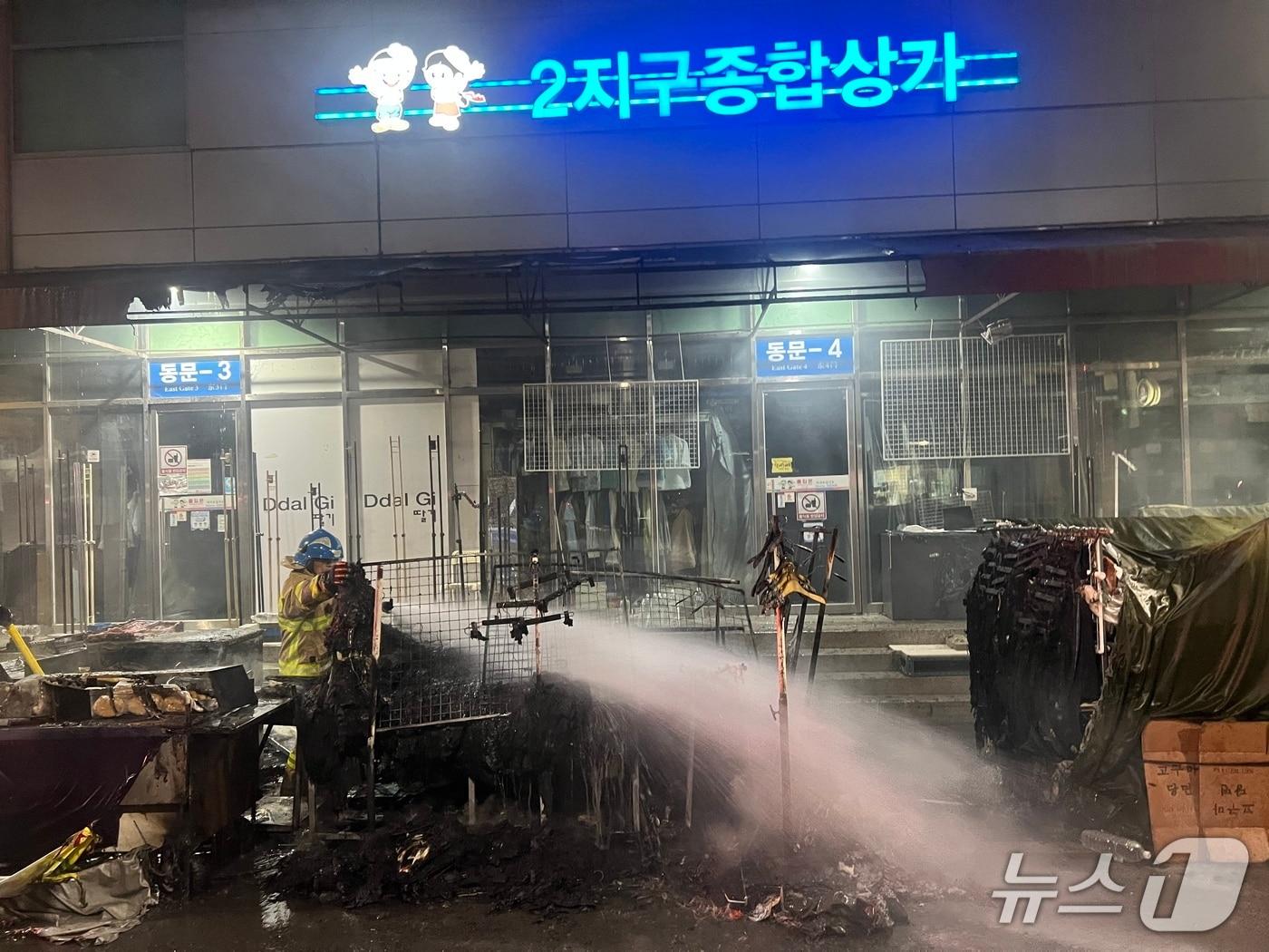 본문 이미지 - 4일 오후 9시 20분쯤 대구 중구 대신동 서문시장 2지구에서 원인을 알수 없는 불이 나 5분만에 꺼졌다. (대구소방안전본부 제공. 재판매 및 DB 금지) 2026.6.4/뉴스1