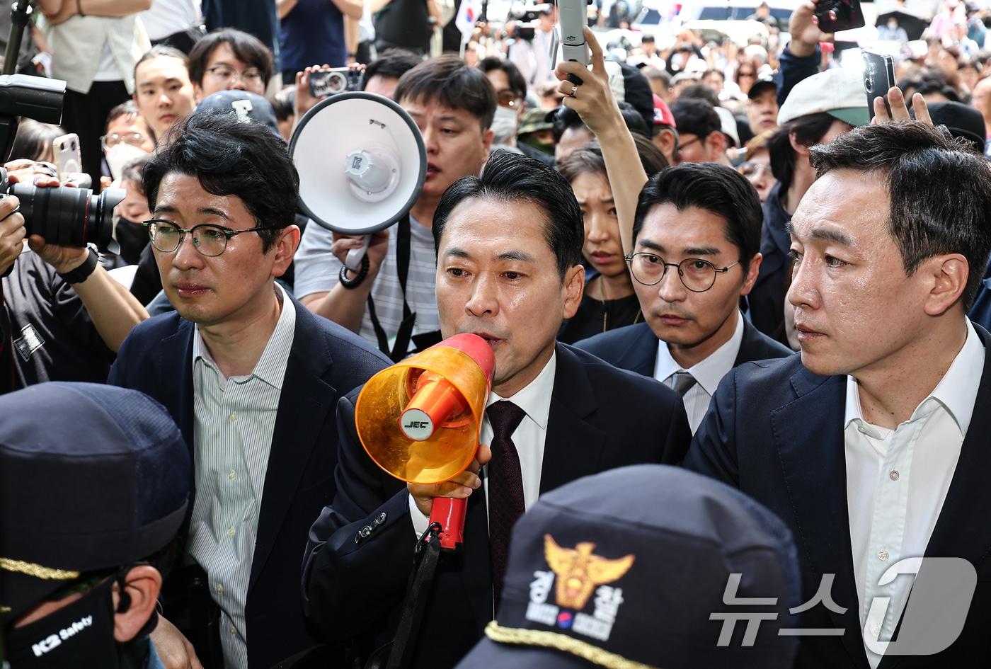 본문 이미지 - 장동혁 국민의힘 대표가 5일 서울 송파구 잠실7동 제2투표소에서 이송된 투표함 개표소인 올림픽공원 핸드볼경기장에 도착해 확성기를 이용해 발언하고 있다. 2026.6.5 ⓒ 뉴스1 김도우 기자