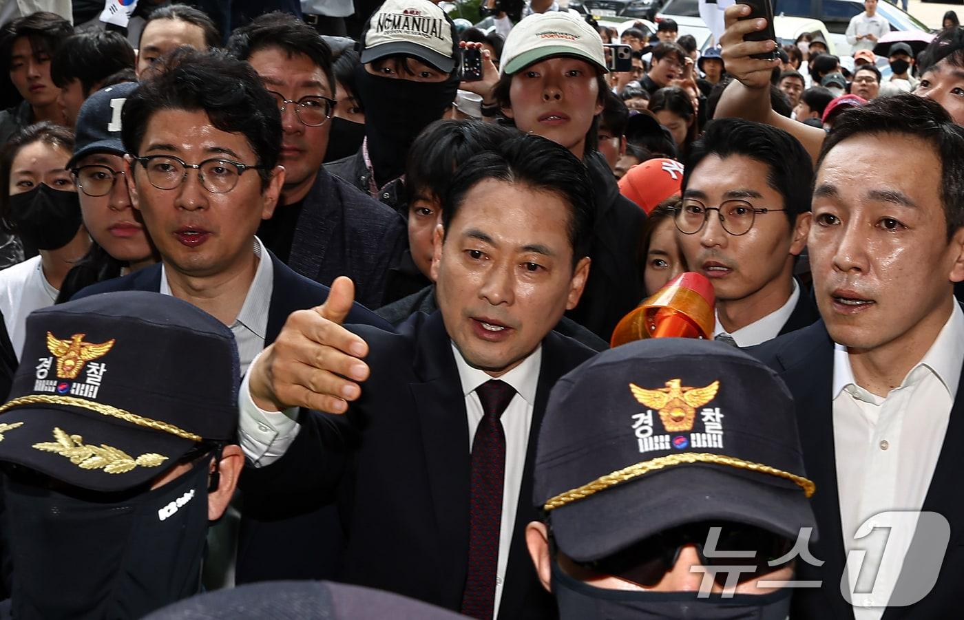본문 이미지 - 장동혁 국민의힘 대표가 5일 서울 송파구 잠실7동 제2투표소에서 이송된 투표함 개표소인 올림픽공원 핸드볼경기장에 도착하고 있다. 2026.6.5 ⓒ 뉴스1 김도우 기자