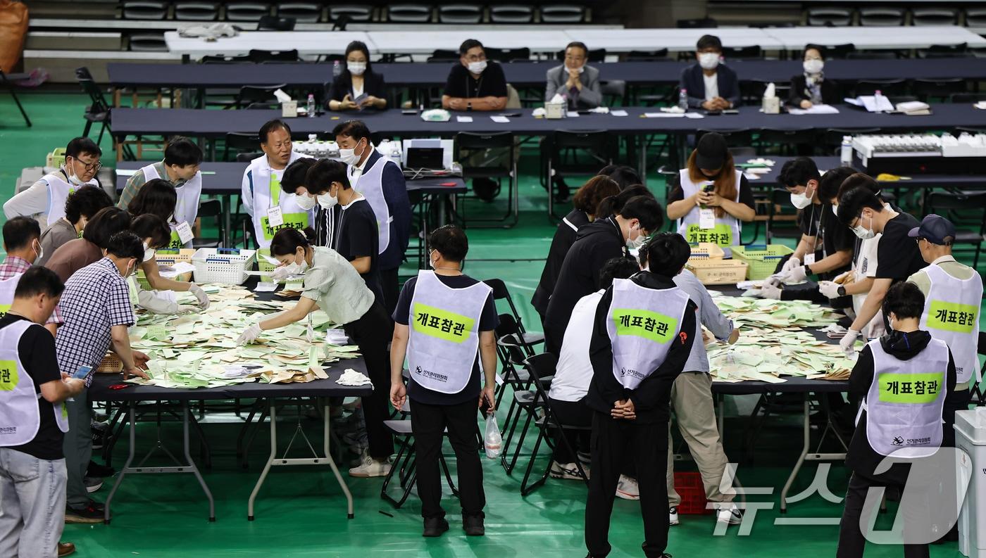 본문 이미지 - 5일 서울 송파구 올림픽공원 핸드볼경기장에서 '투표용지 부족 사태'가 불거져 개표가 미뤄졌던 잠실7동 제2투표소 투표함의 개표가 진행되고 있다. 2026.6.5 ⓒ 뉴스1 김도우 기자