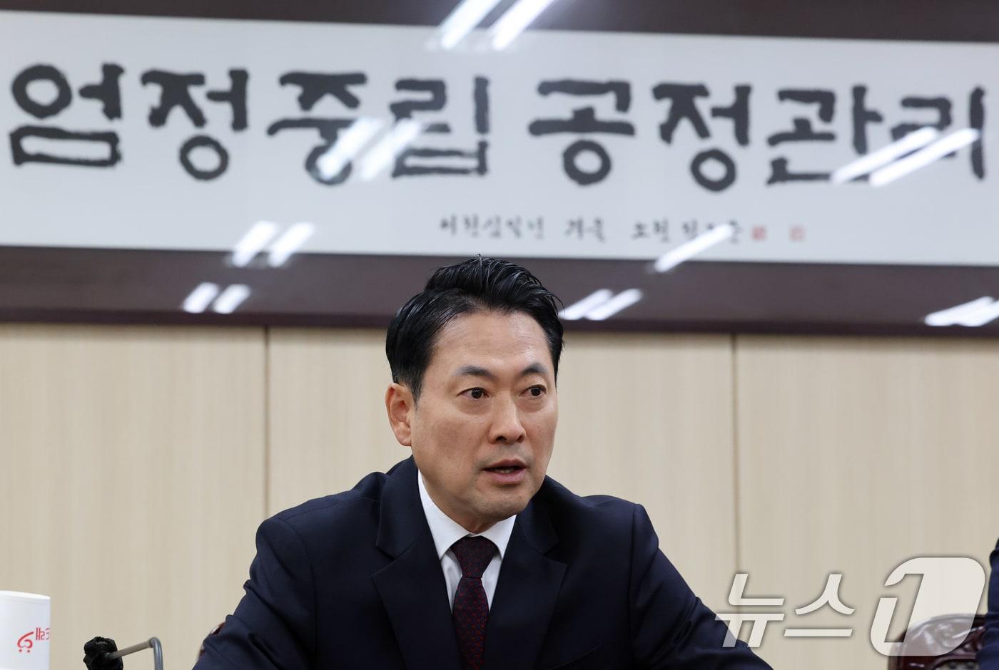 본문 이미지 - 장동혁 국민의힘 대표가 5일 오후 서울 종로구 서울시선거관리위원회를 항의 방문해 6·3지방선거 투표용지 부족 사태와 관련 선관위 관계자들을 면담하고 있다. 2026.6.5 ⓒ 뉴스1 황기선 기자
