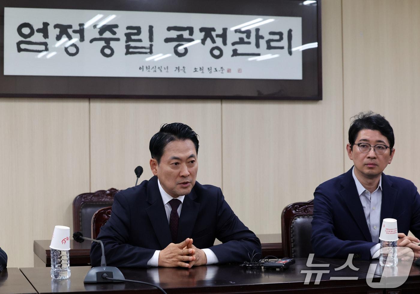 본문 이미지 - 장동혁 국민의힘 대표가 5일 오후 서울 종로구 서울시선거관리위원회를 항의 방문해 6·3지방선거 투표용지 부족 사태와 관련 선관위 관계자들을 면담하고 있다. 2026.6.5 ⓒ 뉴스1 황기선 기자