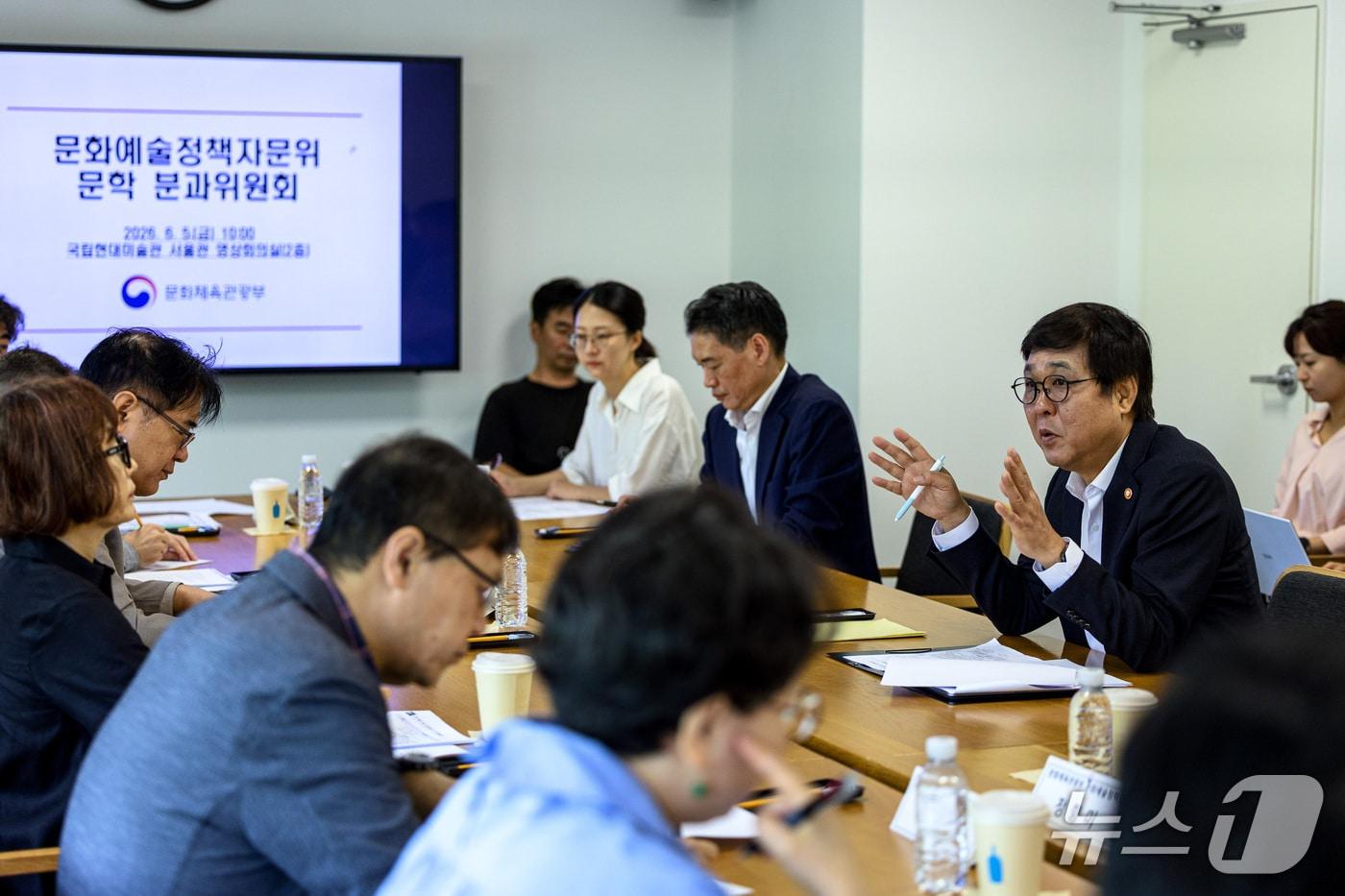 본문 이미지 - 최휘영 문체부 장관 문화예술정책자문위원회 제3차 문학분과 회의 최휘영 문화체육관광부 장관이 5일 서울 종로구 국립현대미술관 서울관에서 열린 문화예술정책자문위원회 제3차 문학분과 회의에서 위원들과 문학 분야 주요 현안과 향후 정책 방향을 논의하고 있다.