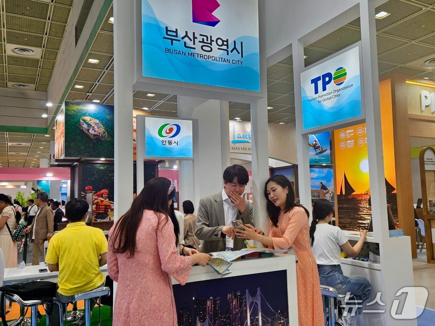 본문 이미지 - 제41회 서울국제관광전 TPO 공동홍보관 부산부스에서 부산관광공사 담당자가 외국인 방문객 상담을 진행하고 있다.(부산관광공사 제공. 재판매 및 DB금지)