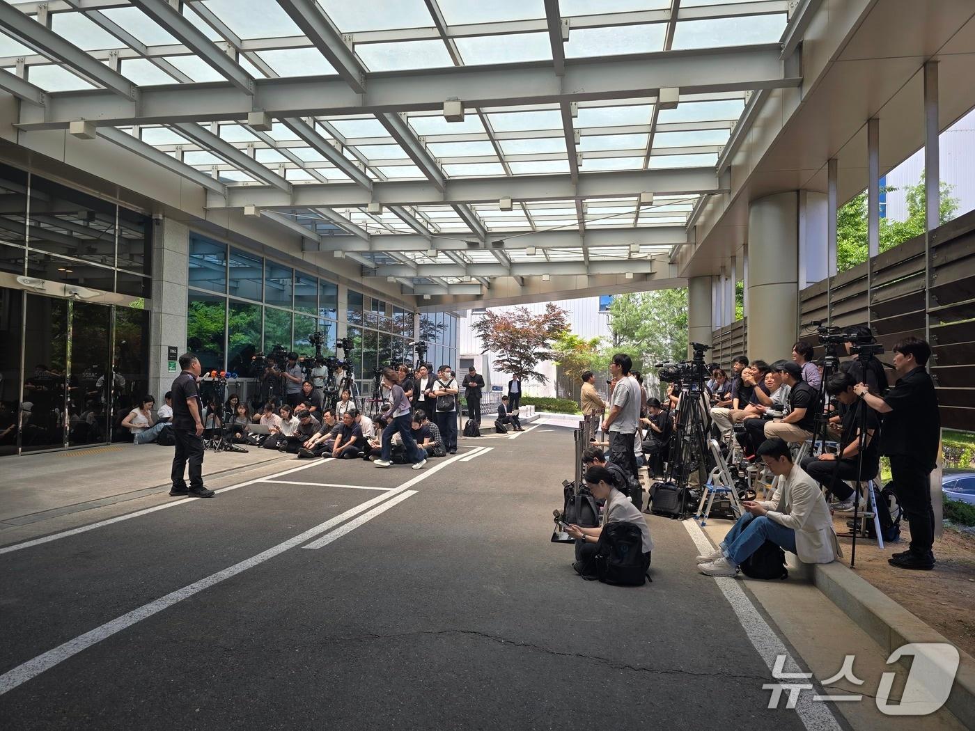 본문 이미지 - 5일 오전 서울김포비즈니스항공센터(SGBAC)에서 젠슨 황 엔비디아 CEO의 입국을 기다리는 취재진의 모습. 2026.6.5 ⓒ 뉴스1 양새롬 기자