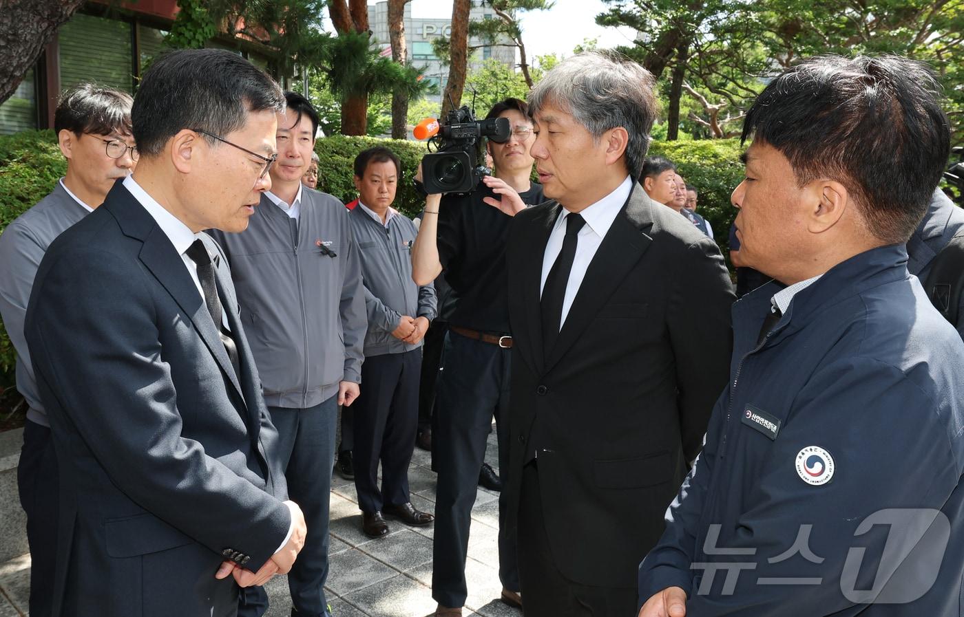 본문 이미지 - 류현철 고용노동부 산업안전보건본부장 5일 대전 유성구청에 마련된 한화에어로스페이스 사고 희생자 합동분향소에서 손재일 대표이사와 대화를 하고 있다. ⓒ 뉴스1 김기태 기자