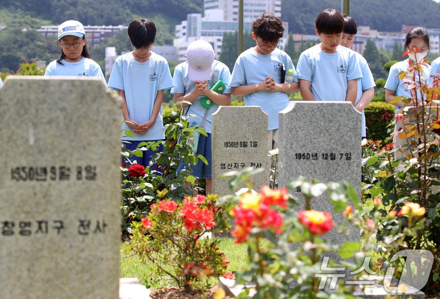 본문 이미지 - 제71회 현충일을 하루 앞둔 5일 부산 남구 유엔기념공원을 찾은 구포초등학교 학생들이 6·25 전쟁에 유엔군으로 참전한 한국군 전몰 장병 묘역을 참배하고 있다. 2026.6.5 ⓒ 뉴스1 윤일지 기자