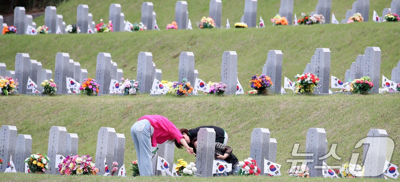 본문 이미지 - 경북 영천시 고경면 국립호국원을 찾은 시민들이 참배하고 있다.(사진은 기사 내용과 무관함) / 뉴스1 ⓒ News1