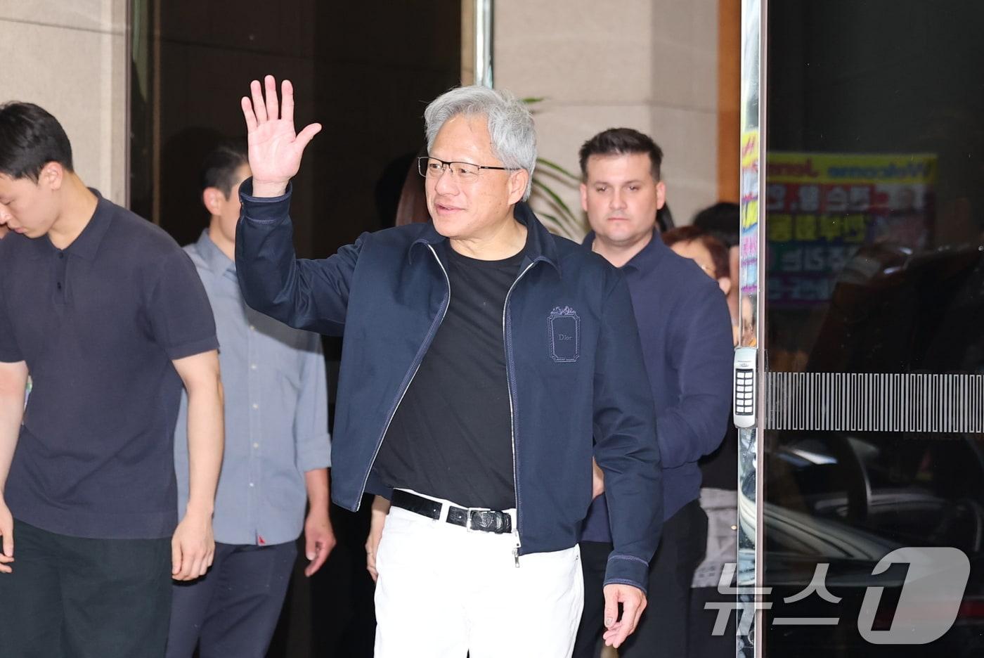 본문 이미지 - 젠슨 황 엔비디아 최고경영자(CEO)가 5일 오후 서울 강서구 서울김포비즈니스항공센터(SGBAC)를 통해 입국하고 있다. 젠슨 황은 이날 국내 주요 기업 총수들과 회동할 예정이다. 2026.6.5 ⓒ 뉴스1 박지혜 기자