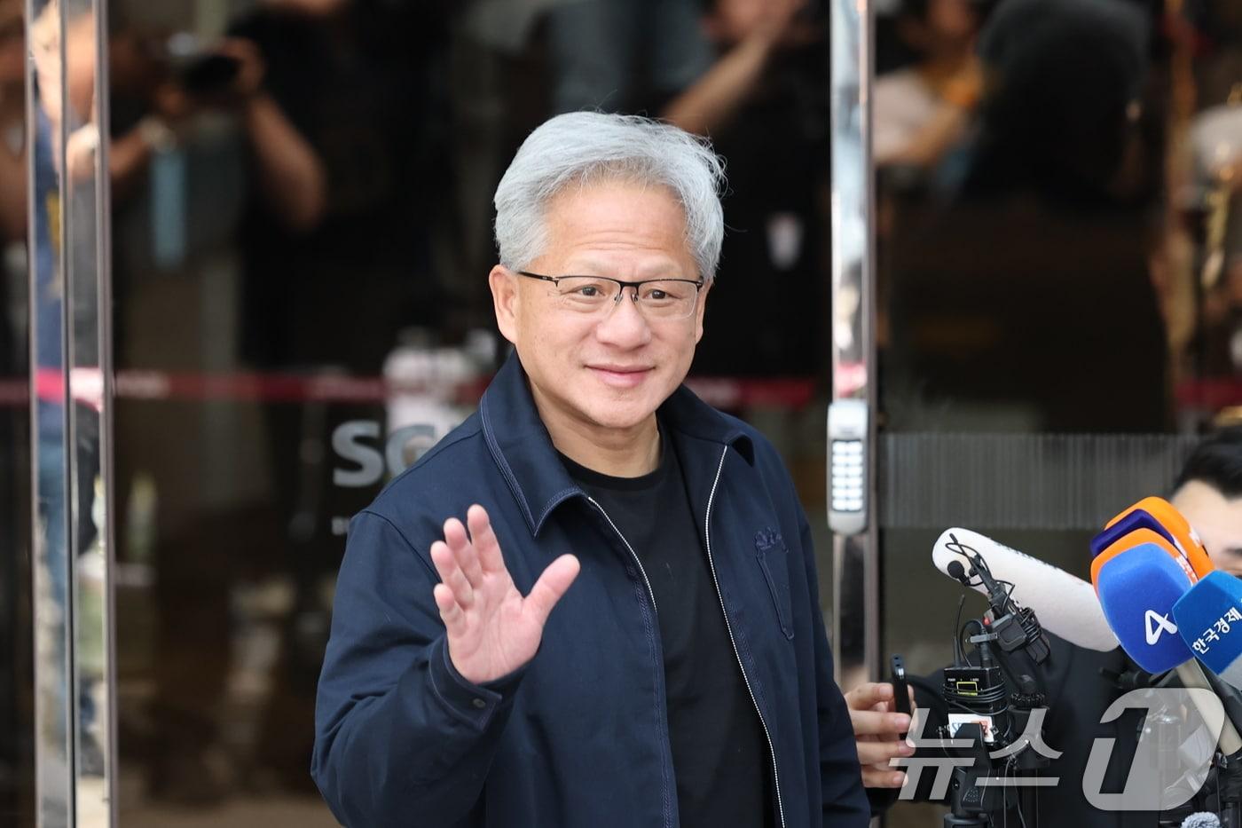 본문 이미지 - 젠슨 황 엔비디아 최고경영자(CEO)가 5일 오후 서울 강서구 서울김포비즈니스항공센터(SGBAC)를 통해 입국하고 있다. 젠슨 황은 이날 국내 주요 기업 총수들과 회동할 예정이다. 2026.6.5 ⓒ 뉴스1 박지혜 기자