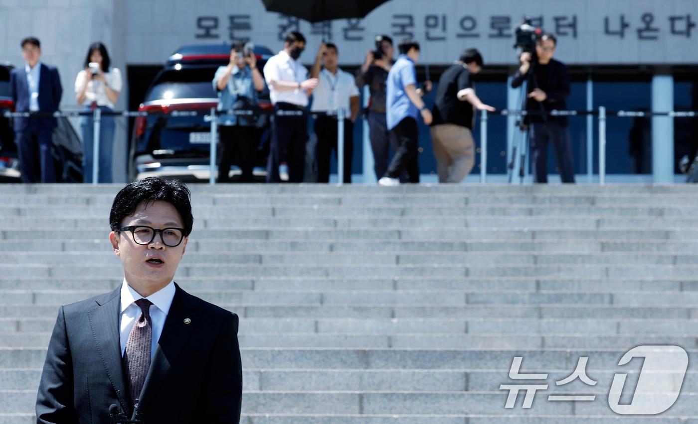 본문 이미지 - 무소속 한동훈 의원이 5일 오후 서울 여의도 국회의사당 본청 앞에서 인사말을 하고 있다. 2026.6.5 ⓒ 뉴스1 박정호 기자