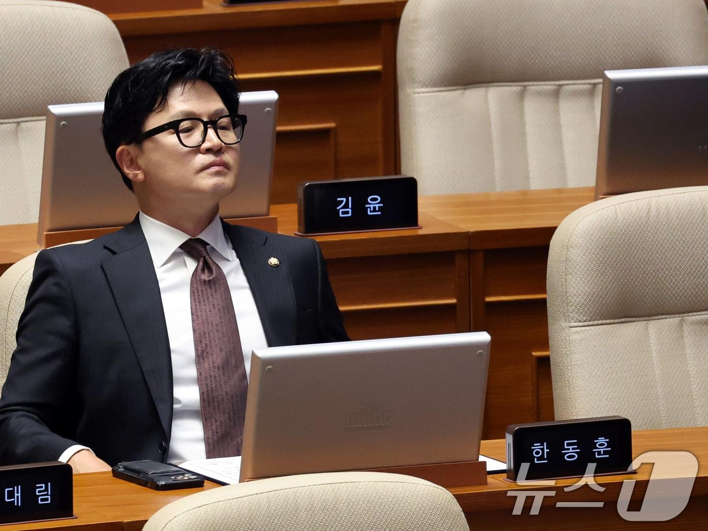 본문 이미지 - 한동훈 무소속 의원이 5일 오후 서울 여의도 국회 본회의장에서 자리하고 있다. 2026.6.5 ⓒ 뉴스1 황기선 기자