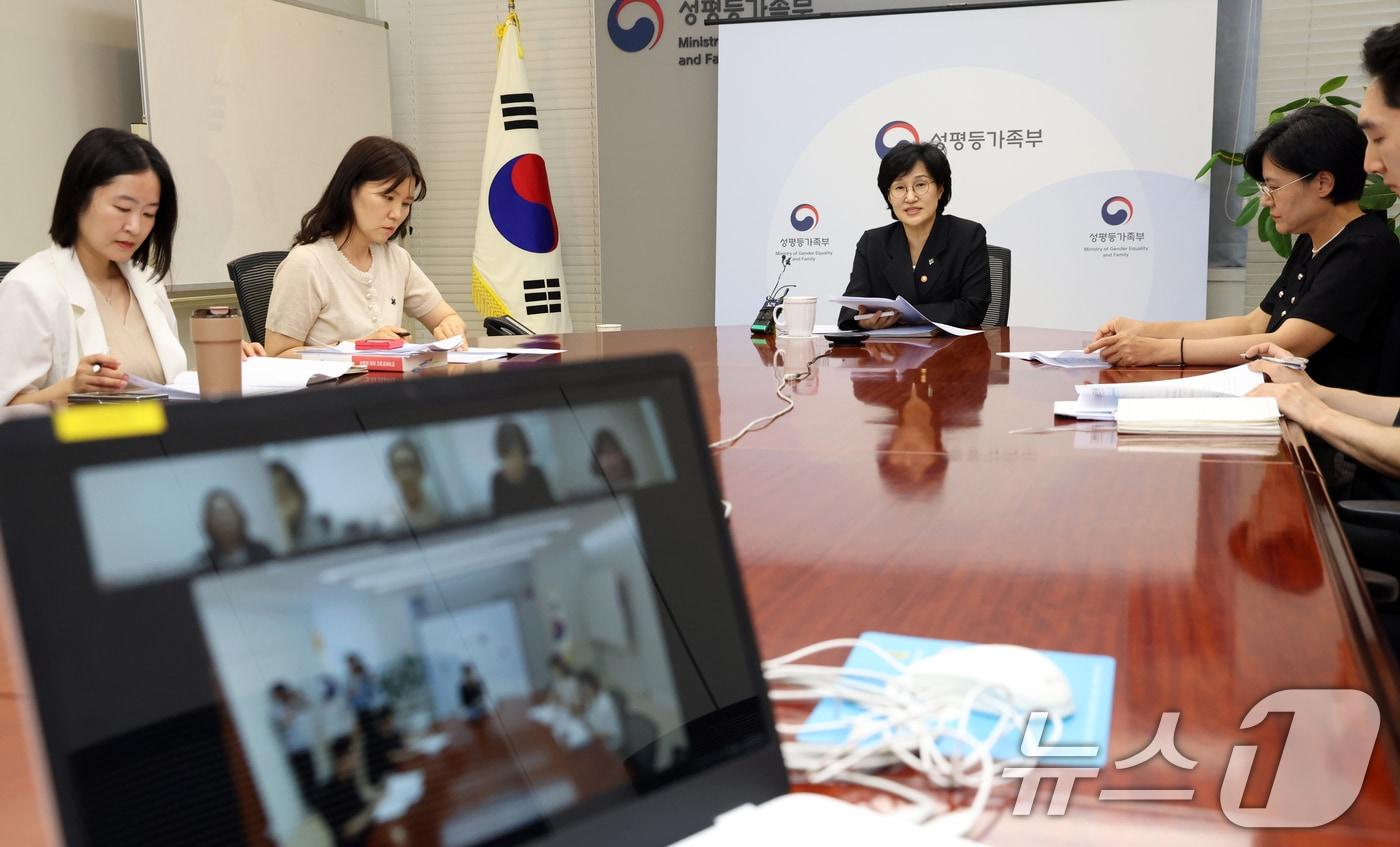 본문 이미지 - 원민경 성평등가족부 장관이 서울 종로구 세종대로 정부서울청사에서 열린 스토킹·교제폭력 피해자 지원시설 영상 간담회에서 모두 발언을 하고 있다. 2026.6.5 ⓒ 뉴스1 김명섭 기자