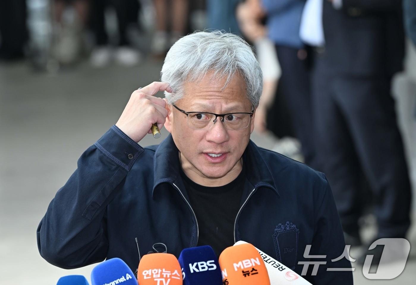 본문 이미지 - 젠슨 황 엔비디아 최고경영자(CEO)가 5일 서울 강서구 서울김포비즈니스항공센터를 통해 입국한 뒤 취재진의 질문에 답하고 있다. (공동취재) 2026.6.5 ⓒ 뉴스1 박지혜 기자