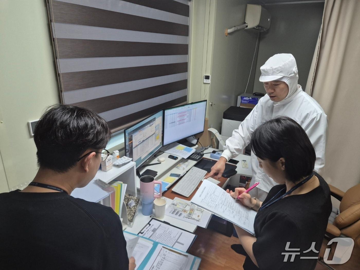 본문 이미지 - 장수군은 학교급식 식재료의 안전성과 품질 확보를 위해 '2026년 상반기 학교급식 식재료 공급·가공업체 관계기관 합동점검'을 실시했다고 5일 밝혔다.(장수군 제공. 재판매 및 DB금지)2026.6.5/뉴스1
