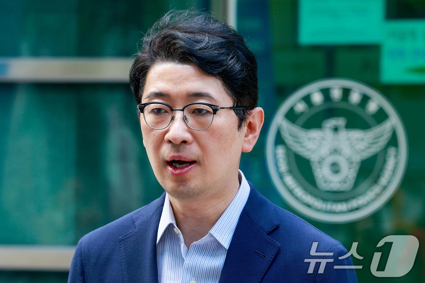 본문 이미지 - 주진우 국민의힘 의원이 5일 오후 서울 종로구 서울지방경찰청을 찾아 '투표용지 부족' 사태와 관련 중앙선거관리위원회 노태악 위원장과 허철훈 사무총장을 직무유기·직권남용 혐의로 고발장을 접수한 뒤 취재진 질문에 답하고 있다. 2026.6.5 ⓒ 뉴스1 안은나 기자