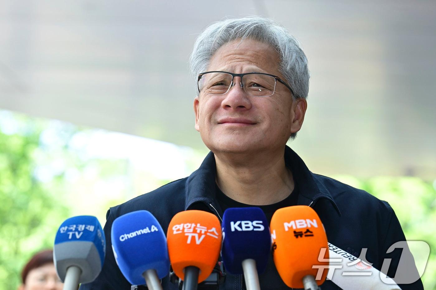 본문 이미지 - 젠슨 황 엔비디아 최고경영자(CEO)가 5일 서울 강서구 서울김포비즈니스항공센터를 통해 입국한 뒤 취재진의 질문에 답하고 있다. (공동취재) 2026.6.5 ⓒ 뉴스1 박지혜 기자