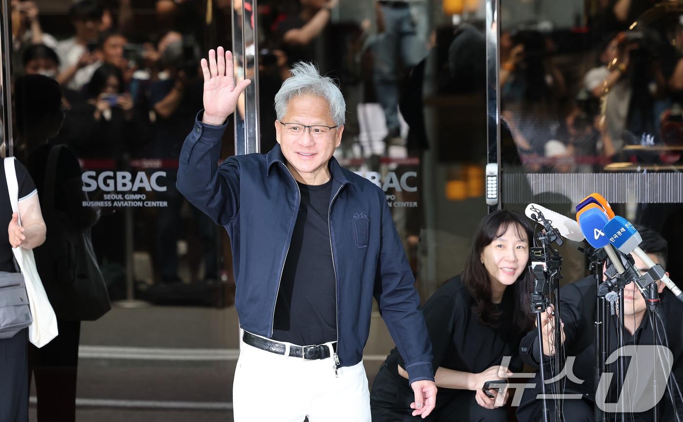 본문 이미지 - 젠슨 황 엔비디아 최고경영자(CEO)가 5일 오후 서울 강서구 서울김포비즈니스항공센터(SGBAC)를 통해 입국하며 취재진을 향해 인사하고 있다. 젠슨 황은 이날 국내 주요 기업 총수들과 회동할 예정이다. 2026.6.5 ⓒ 뉴스1 박지혜 기자