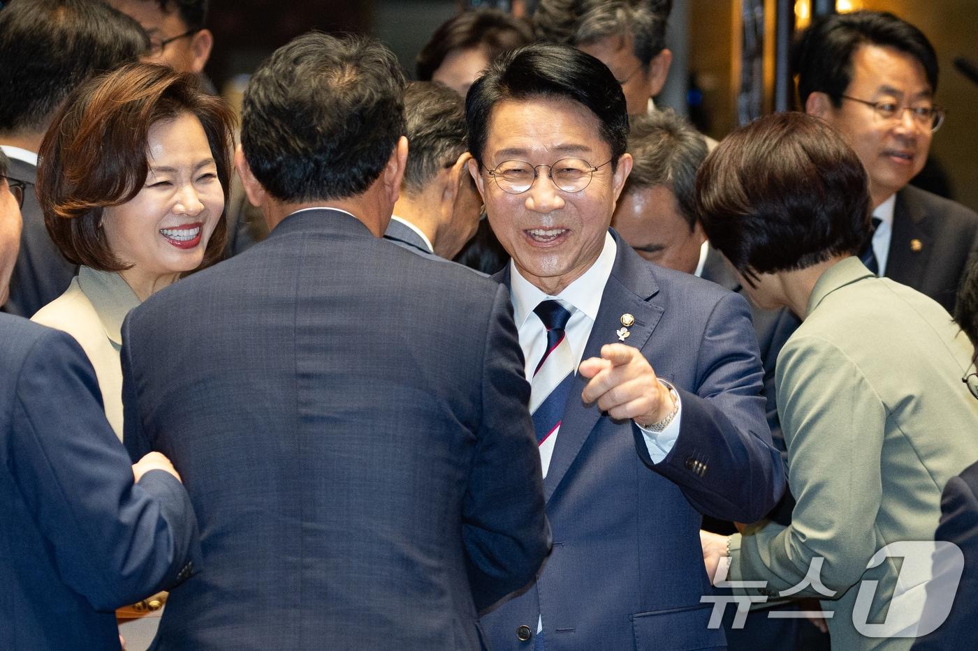 본문 이미지 - 조정식 국회의장 후보가 5일 서울 여의도 국회에서 열린 더불어민주당 의원총회에 참석해 의원들과 인사하고 있다. 2026.6.5 ⓒ 뉴스1 유승관 기자