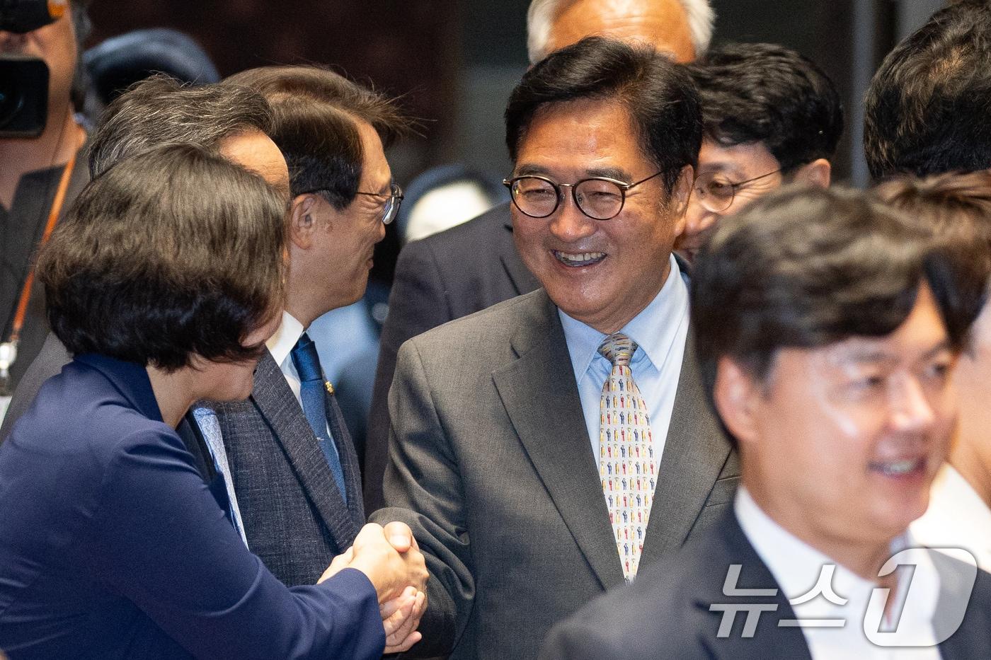 본문 이미지 - 우원식 전 국회의장이 5일 서울 여의도 국회에서 열린 더불어민주당 의원총회에 참석해 의원들과 인사하고 있다. 2026.6.5 ⓒ 뉴스1 유승관 기자