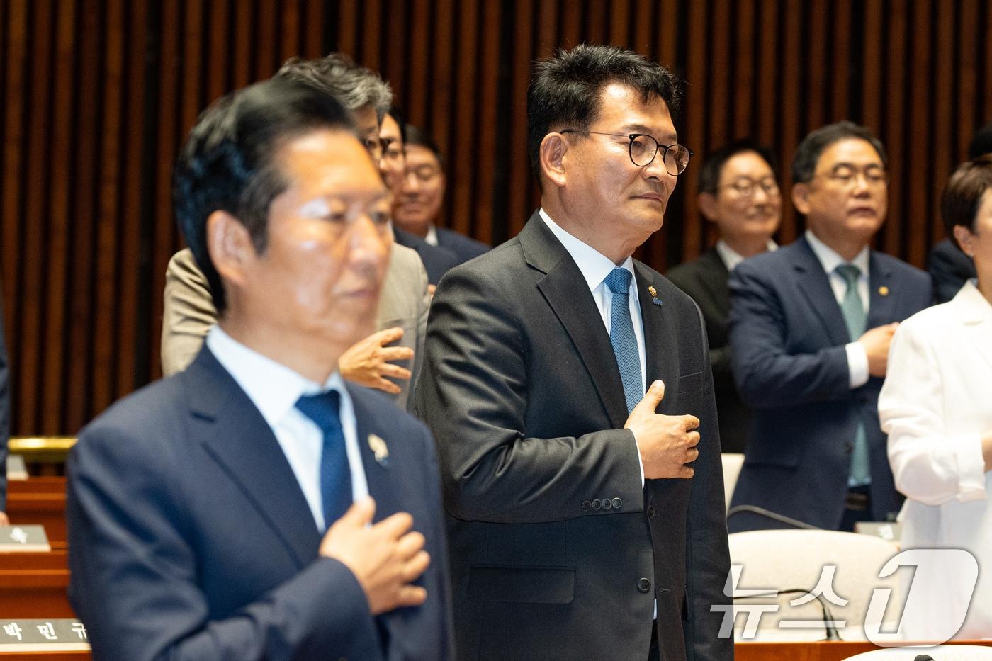 본문 이미지 - 송영길 더불어민주당 의원을 비롯한 의원들이 5일 서울 여의도 국회에서 열린 의원총회에서 국민의례를 하고 있다. 왼쪽은 정청래 대표. 2026.6.5 ⓒ 뉴스1 유승관 기자