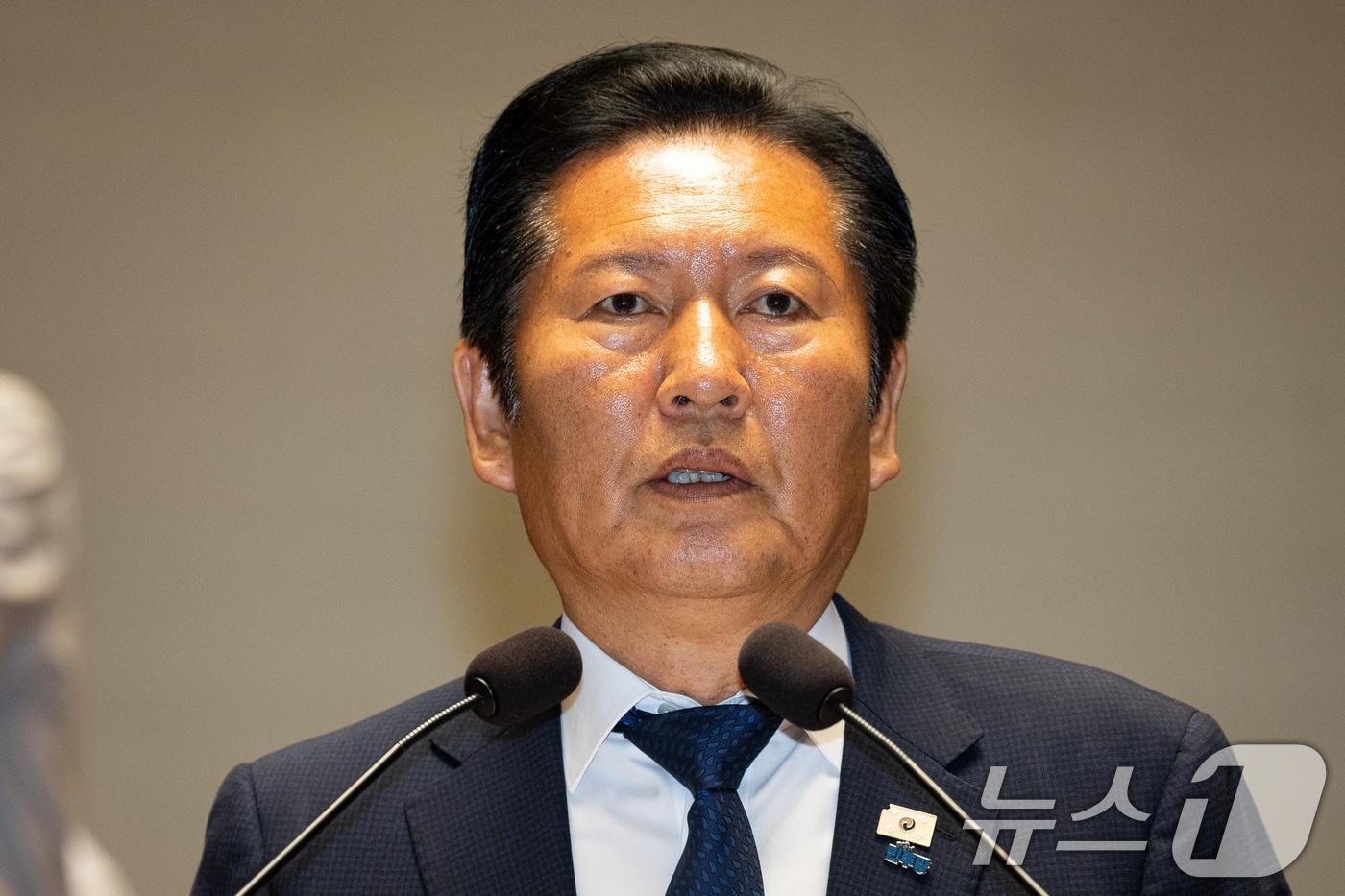 본문 이미지 - 정청래 더불어민주당 대표가 지난 5일 서울 여의도 국회에서 열린 의원총회에서 모두 발언을 하고 있다. 2026.6.5 ⓒ 뉴스1 유승관 기자