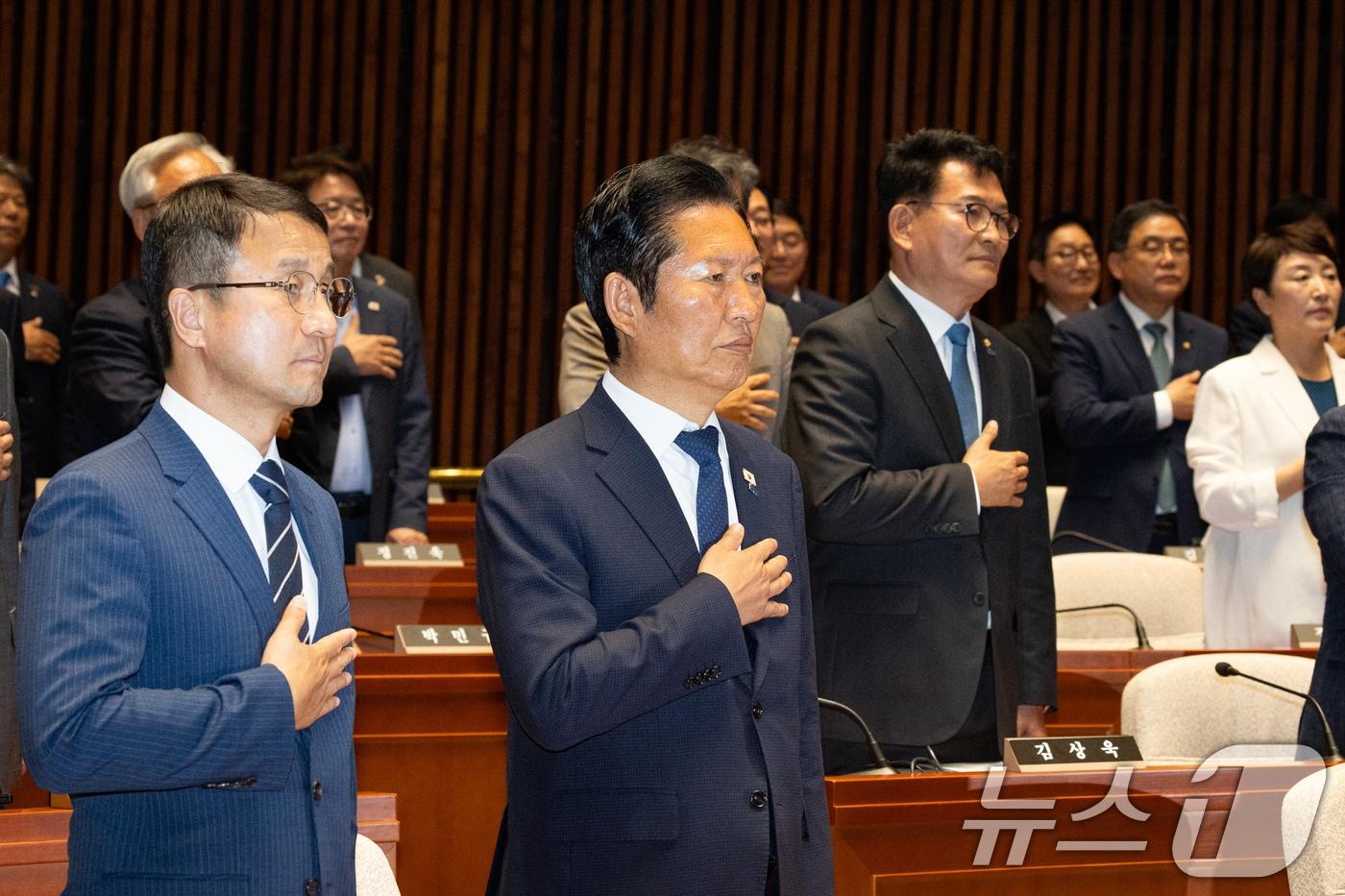 본문 이미지 - 정청래 더불어민주당 대표를 비롯한 의원들이 5일 서울 여의도 국회에서 열린 의원총회에서 국민의례를 하고 있다. 2026.6.5 ⓒ 뉴스1 유승관 기자