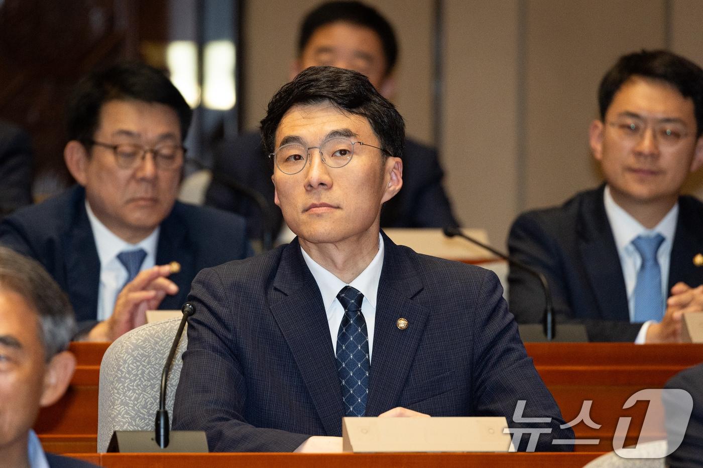 본문 이미지 - 김남국 더불어민주당 의원이 5일 서울 여의도 국회에서 열린 의원총회에 참석해 자리하고 있다. 2026.6.5 ⓒ 뉴스1 유승관 기자