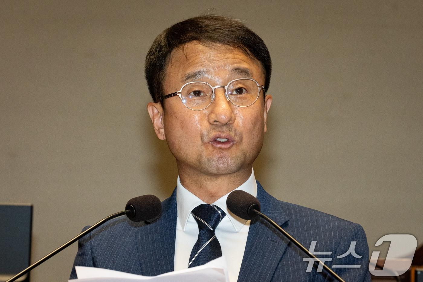 본문 이미지 - 한병도 더불어민주당 원내대표가 5일 서울 여의도 국회에서 열린 의원총회에서 모두 발언을 하고 있다. 2026.6.5 ⓒ 뉴스1 유승관 기자