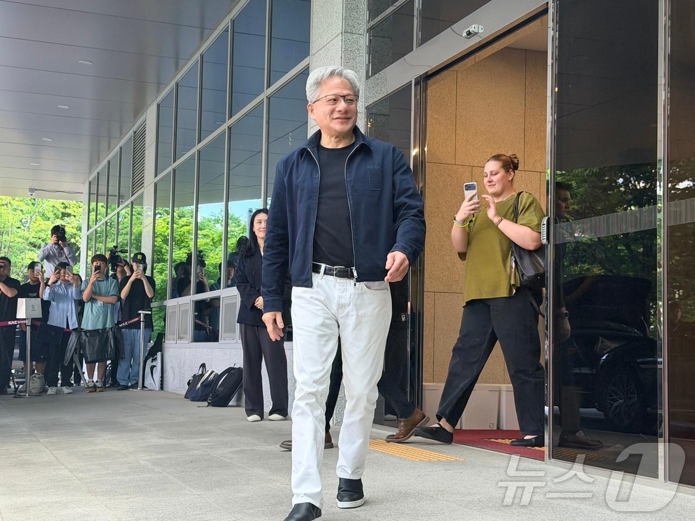 본문 이미지 - 젠슨 황 엔비디아 최고경영자(CEO)가 5일 서울김포비즈니스항공센터에서 취재진을 바라보고 있다. 2026.06.05 ⓒ 뉴스1 김민수 기자