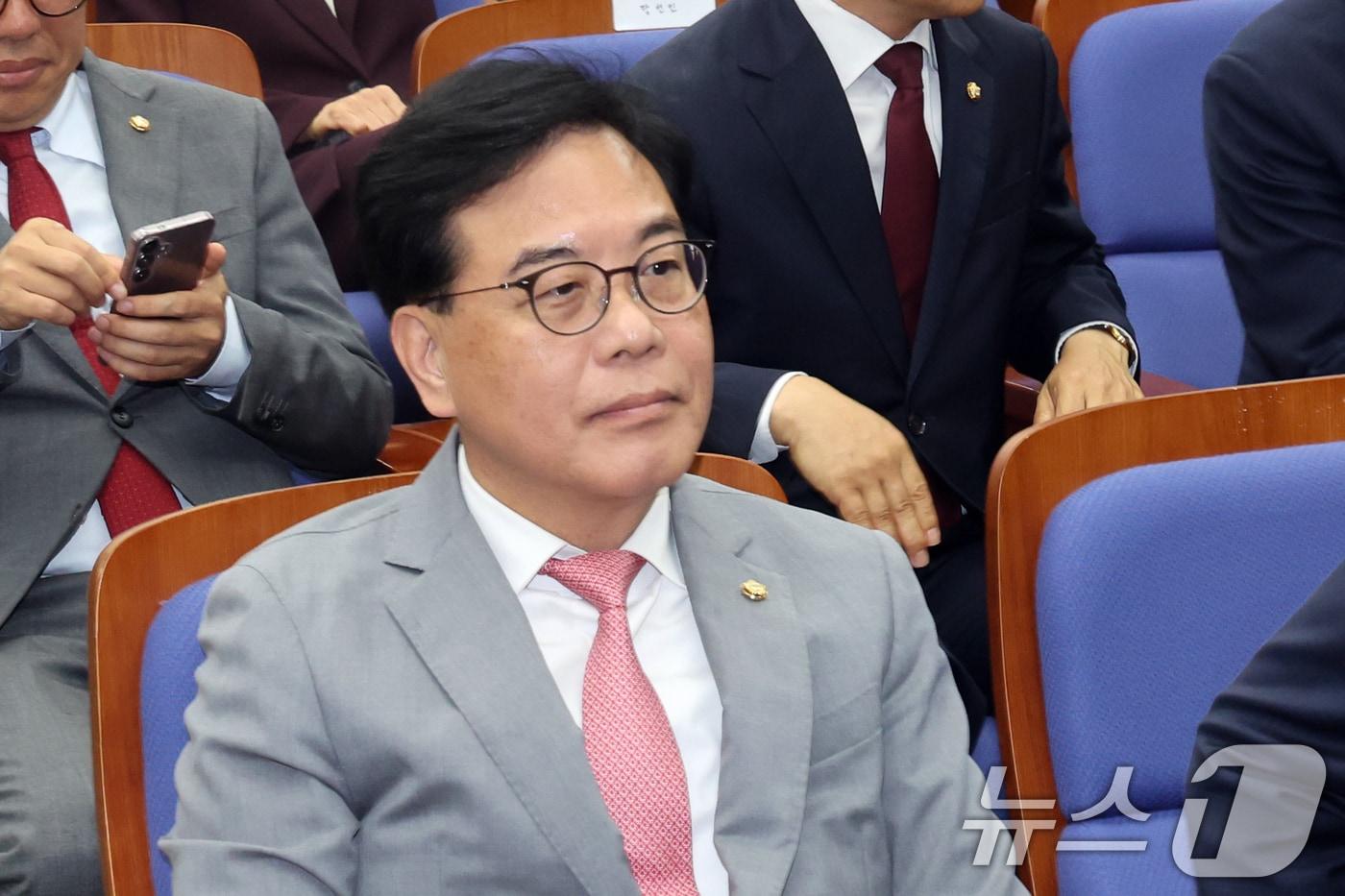 본문 이미지 - 송언석 국민의힘 원내대표가 5일 오후 서울 여의도 국회에서 열린 의원총회에 자리하고 있다. 2026.6.5 ⓒ 뉴스1 황기선 기자