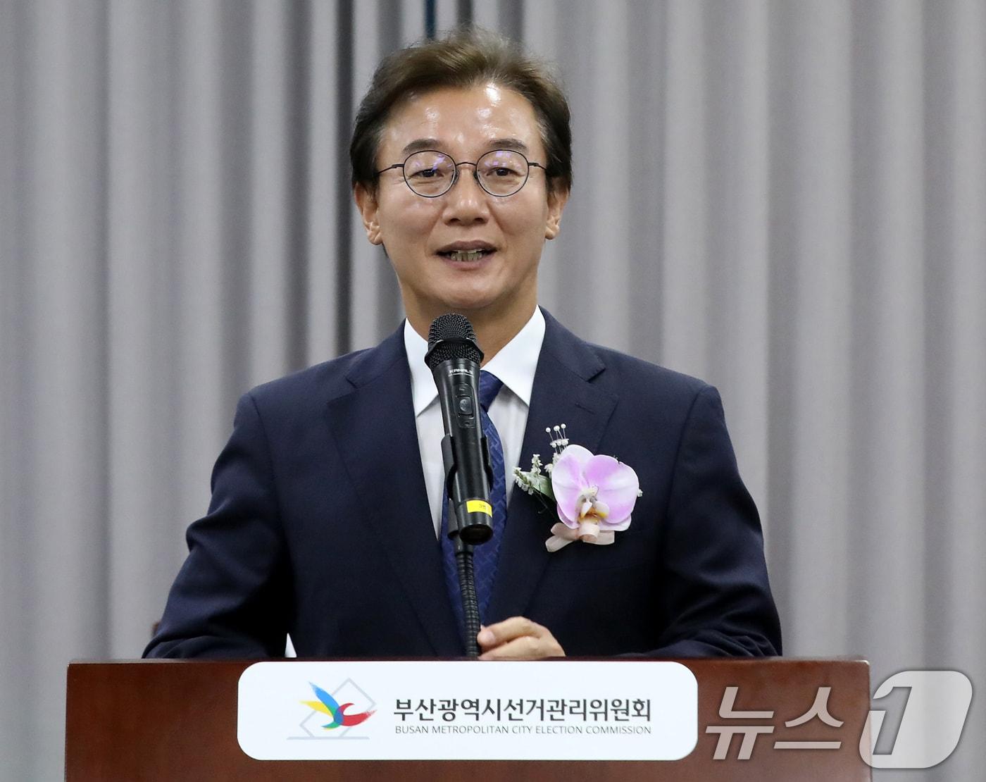 본문 이미지 - 전재수 부산시장 당선인이 5일 오후 부산 연제구 부산시선거관리위원회에서 열린 제9회 전국동시지방선거 당선증 교부식에서 당선증을 교부받은 뒤 인사말을 하고 있다. 2026.6.5 ⓒ 뉴스1 윤일지 기자