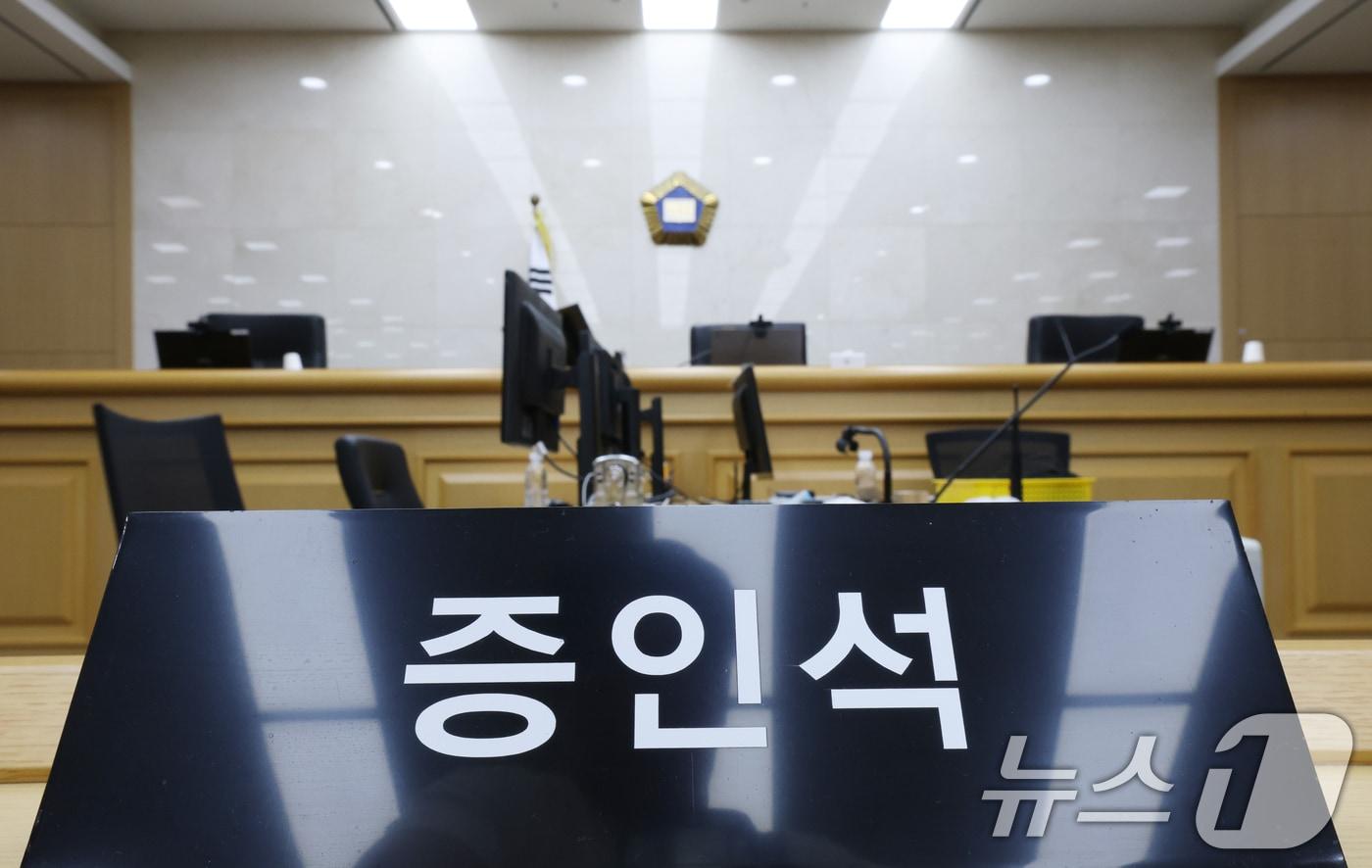 본문 이미지 - 이화영 전 경기도 평화부지사의 이른바 '연어 술파티' 위증 등 혐의 사건 국민참여재판을 사흘 앞둔 5일 국민참여재판이 열릴 경기 수원시 영통구 수원지방법원 204호 대법정이 언론에 공개되고 있다. 이 전 부지사 국민참여재판은 오는 8일부터 19일까지 주말을 제외한 10일간, 역대 최장기 국민참여재판에 들어갈 예정이다. 2026.6.5 ⓒ 뉴스1 김영운 기자