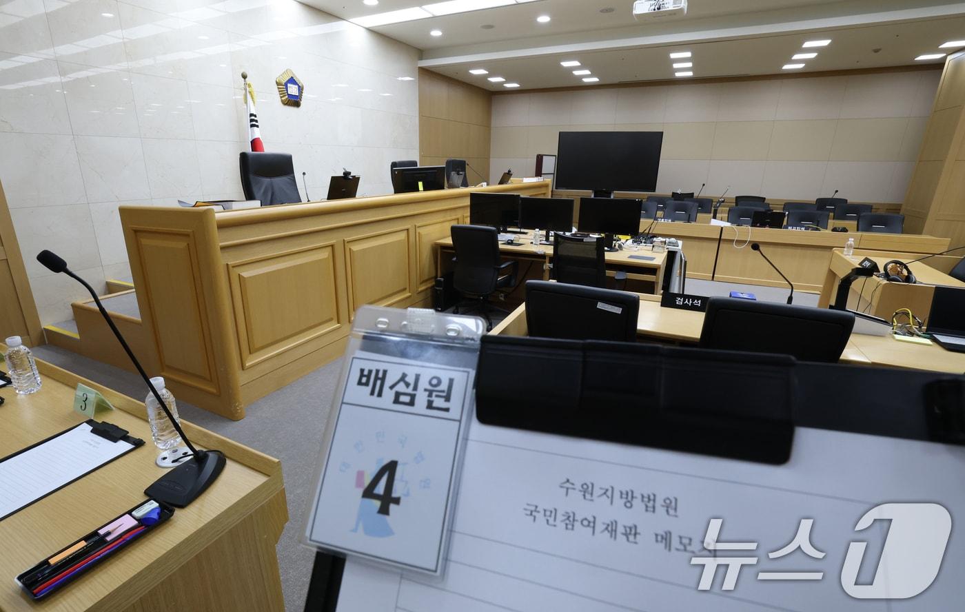 본문 이미지 - 이화영 전 경기도 평화부지사의 이른바 '연어 술파티' 위증 등 혐의 사건 국민참여재판을 사흘 앞둔 5일 국민참여재판이 열릴 경기 수원시 영통구 수원지방법원 204호 대법정이 언론에 공개되고 있다. 이 전 부지사 국민참여재판은 오는 8일부터 19일까지 주말을 제외한 10일간, 역대 최장기 국민참여재판에 들어갈 예정이다. 2026.6.5 ⓒ 뉴스1 김영운 기자