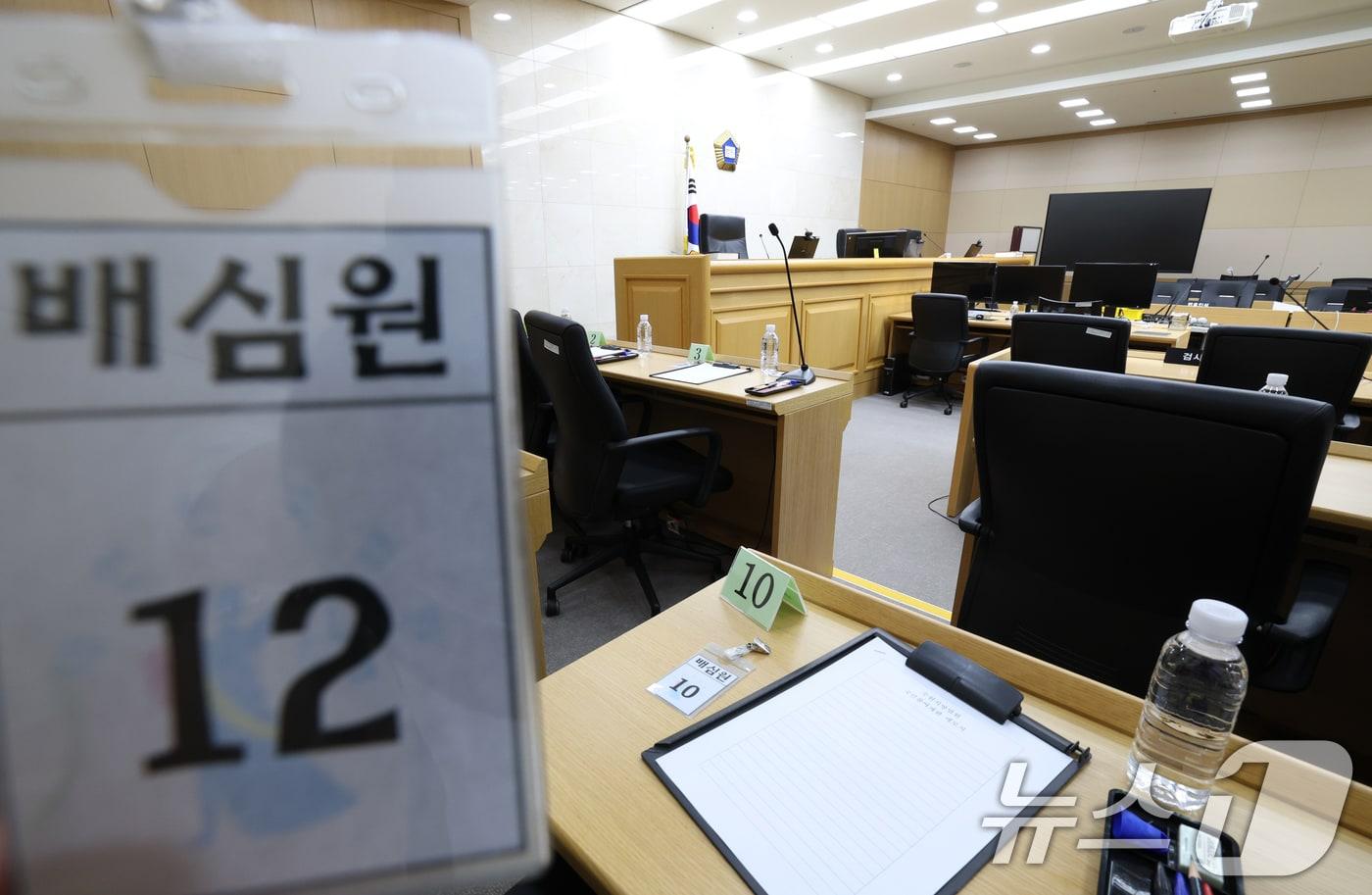 본문 이미지 - 이화영 전 경기도 평화부지사의 이른바 '연어 술파티' 위증 등 혐의 사건 국민참여재판을 사흘 앞둔 5일 국민참여재판이 열릴 경기 수원시 영통구 수원지방법원 204호 대법정이 언론에 공개되고 있다. 2026.6.5 ⓒ 뉴스1 김영운 기자