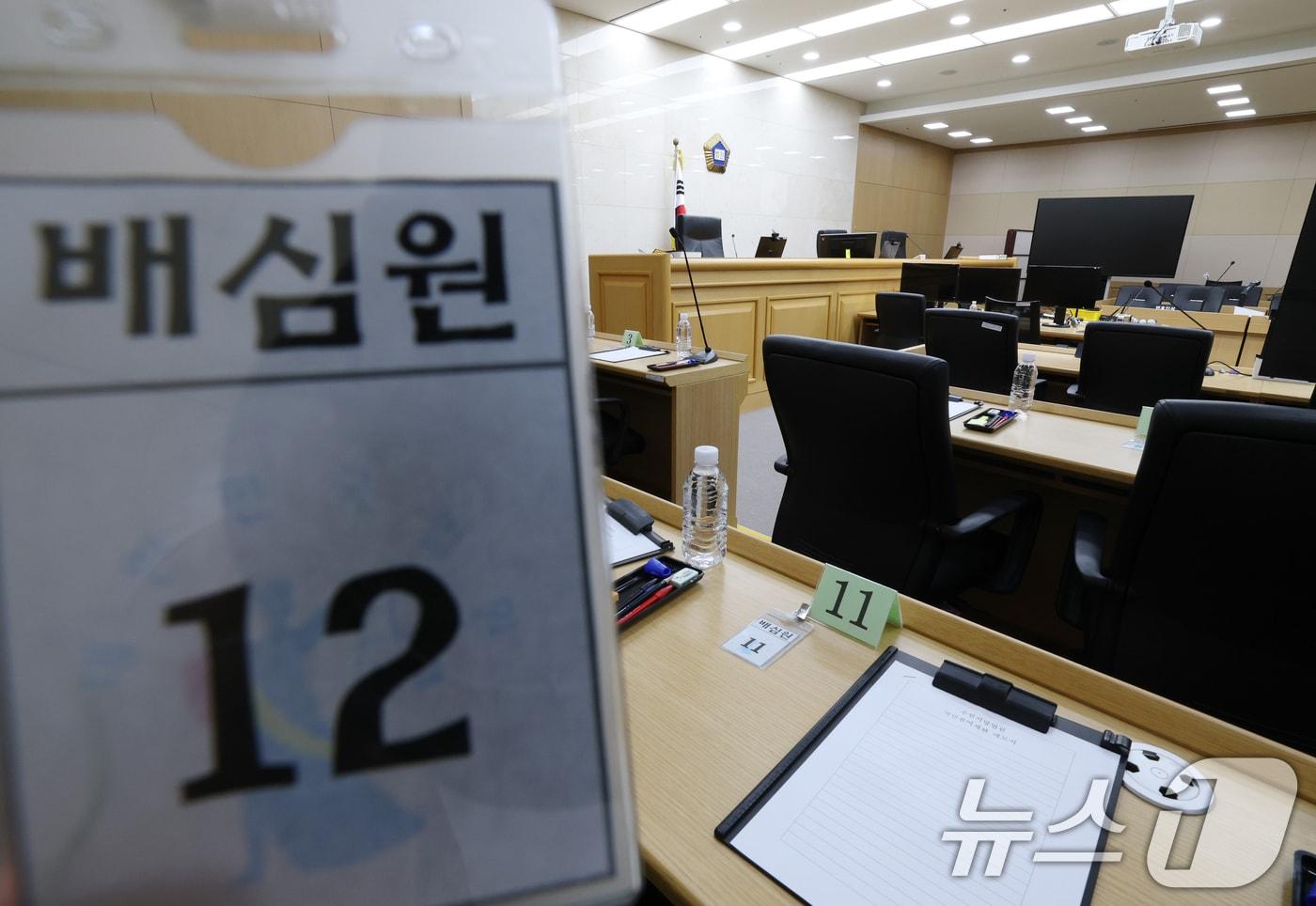 본문 이미지 - 이화영 전 경기도 평화부지사의 이른바 '연어 술파티' 위증 등 혐의 사건 국민참여재판을 사흘 앞둔 5일 국민참여재판이 열릴 경기 수원시 영통구 수원지방법원 204호 대법정이 언론에 공개되고 있다. 이 전 부지사 국민참여재판은 8일부터 19일까지 주말을 제외한 10일간, 역대 최장기 국민참여재판에 들어갈 예정이다. 2026.6.5 ⓒ 뉴스1 김영운 기자
