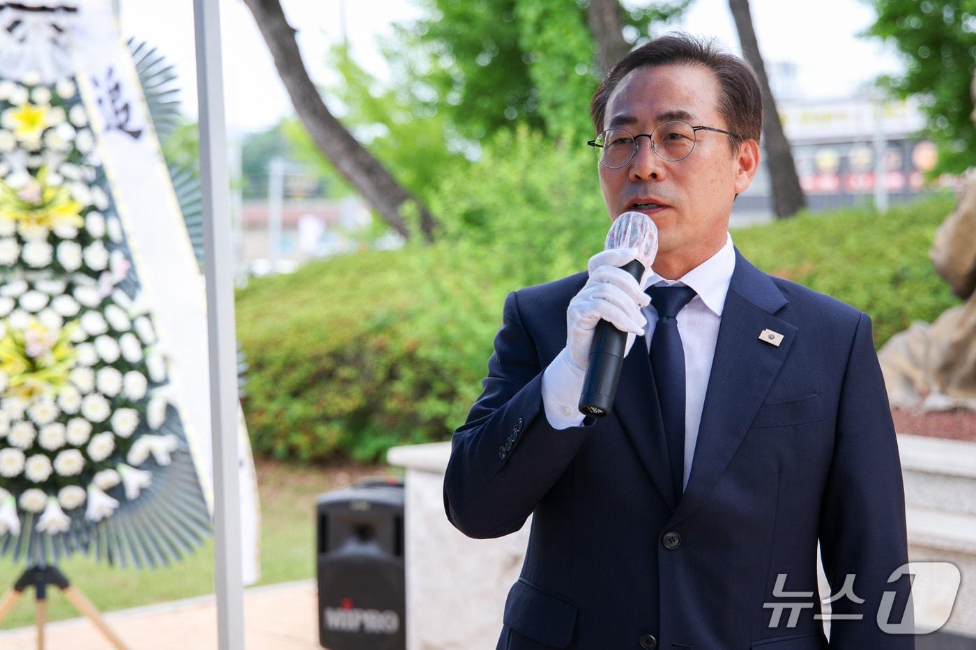 본문 이미지 - 강삼영 강원도교육감 당선인이 4일 강원교육청 안에 설치된 순직교직원상을 찾아 참배 한 뒤 향후 입장을 밝히고 있다.(강삼영 당선인 측 제공, 재판매 및 DB금지)  