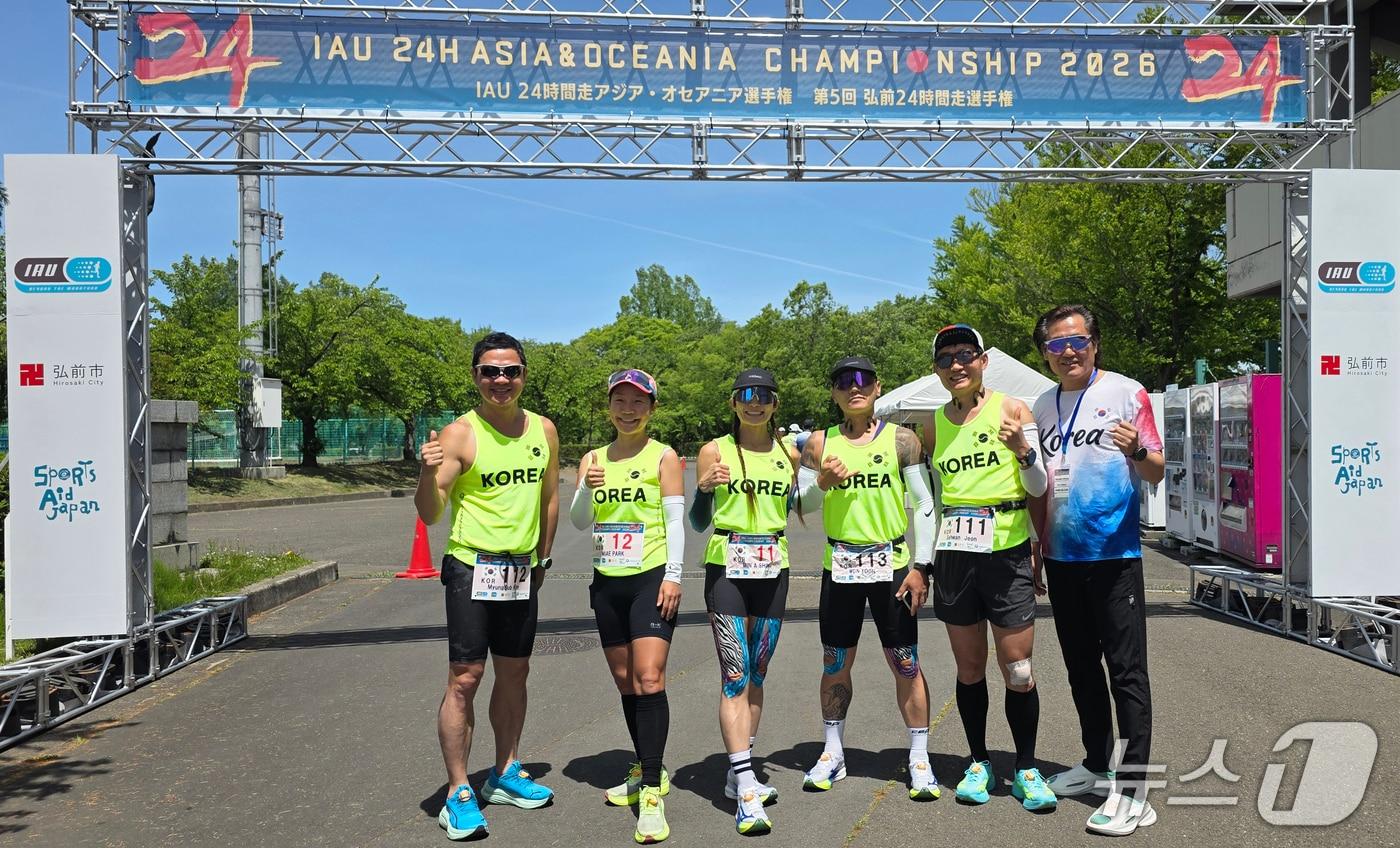 본문 이미지 -  IAU(International Association of Ultrarunners) 24H 아시아&오세아니아 챔피온십에 참가한 기자(맨 왼쪽)와 대한민국 대표단이 출발에 앞서 파이팅을 외치고 있다.