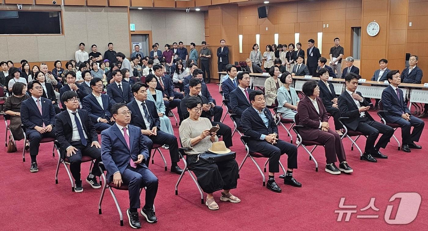 본문 이미지 - 제9회 지방선거 진주 지역 당선자들의 당선증 교부식이 5일 진주시청 시민홀에서 열리고 있다. 2026.6.5/뉴스1 한송학기자