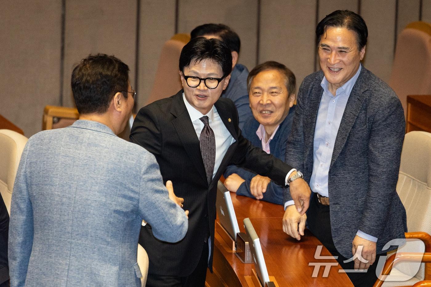본문 이미지 - 한동훈 무소속 의원이 지난 5일 서울 여의도 국회에서 열린 제436회 국회(임시회) 제1차 본회의에 참석해 국민의힘 의원들과 인사하고 있는 모습. 2026.6.5 ⓒ 뉴스1 유승관 기자