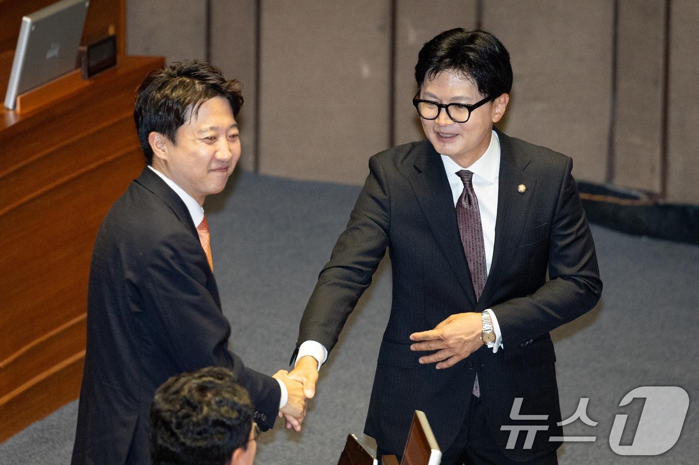 본문 이미지 - 지난 6월 5일 한동훈 무소속 의원이 서울 여의도 국회에서 열린 제436회 국회(임시회) 제1차 본회의에 참석해 이준석 개혁신당 대표와 인사하고 있는 모습. 2026.6.5 ⓒ 뉴스1 유승관 기자
