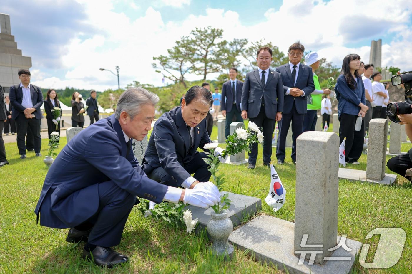 본문 이미지 - 권오을 국가보훈부 장관이 지난 5일 오전 제71회 현충일을 맞아 서울 동작구 국립서울현충원에서 열린 국화 한 송이 헌화행사에서 국화를 꽂고 있다. (국가보훈부 제공. 재판매 및 DB금지) 2026.6.5 ⓒ 뉴스1