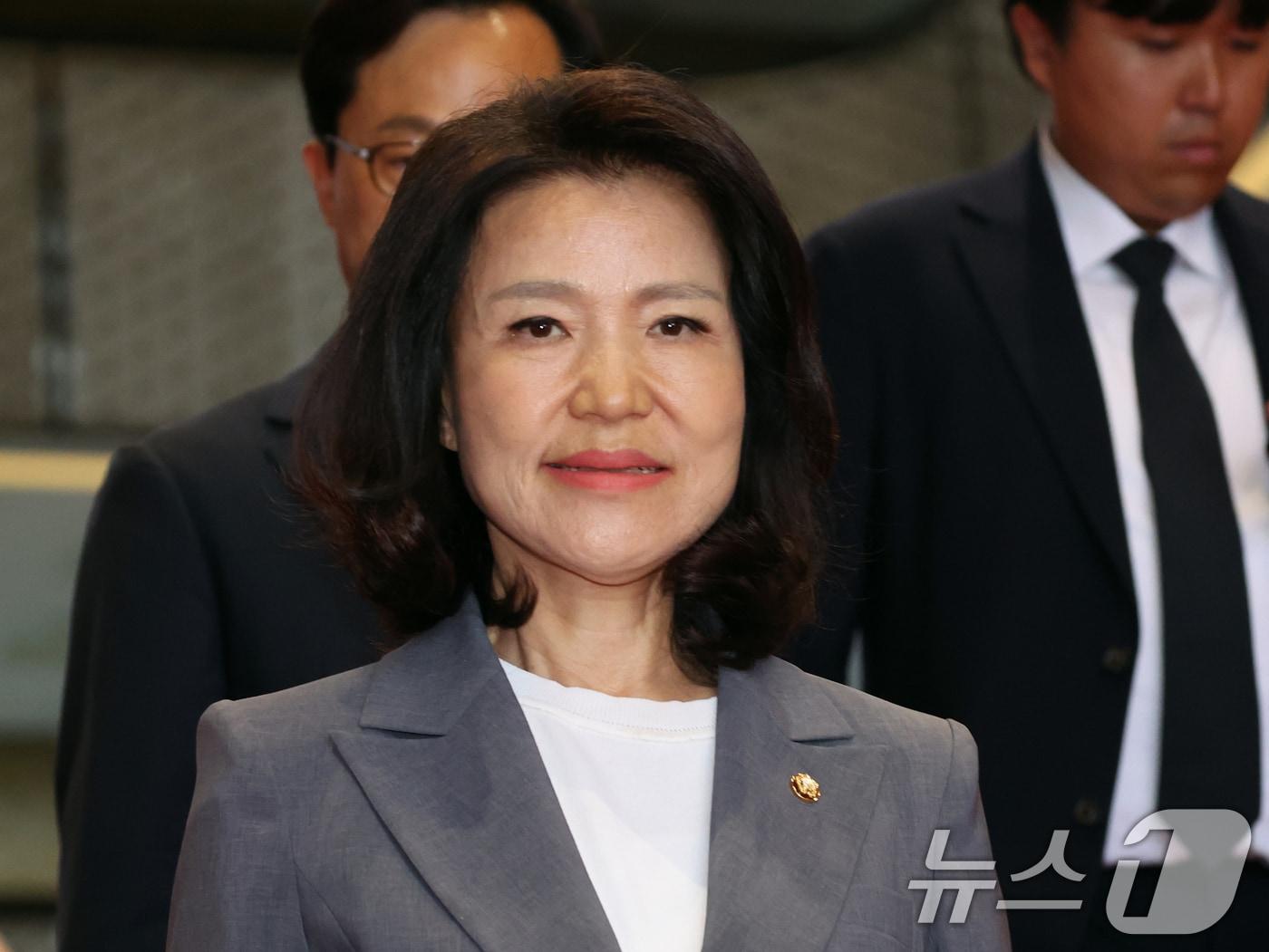 본문 이미지 - 6·3 재보궐선거로 당선된 국민의힘 이진숙 의원이 5일 오후 서울 여의도 국회로 등청하고 있다. 2026.6.5 ⓒ 뉴스1 황기선 기자