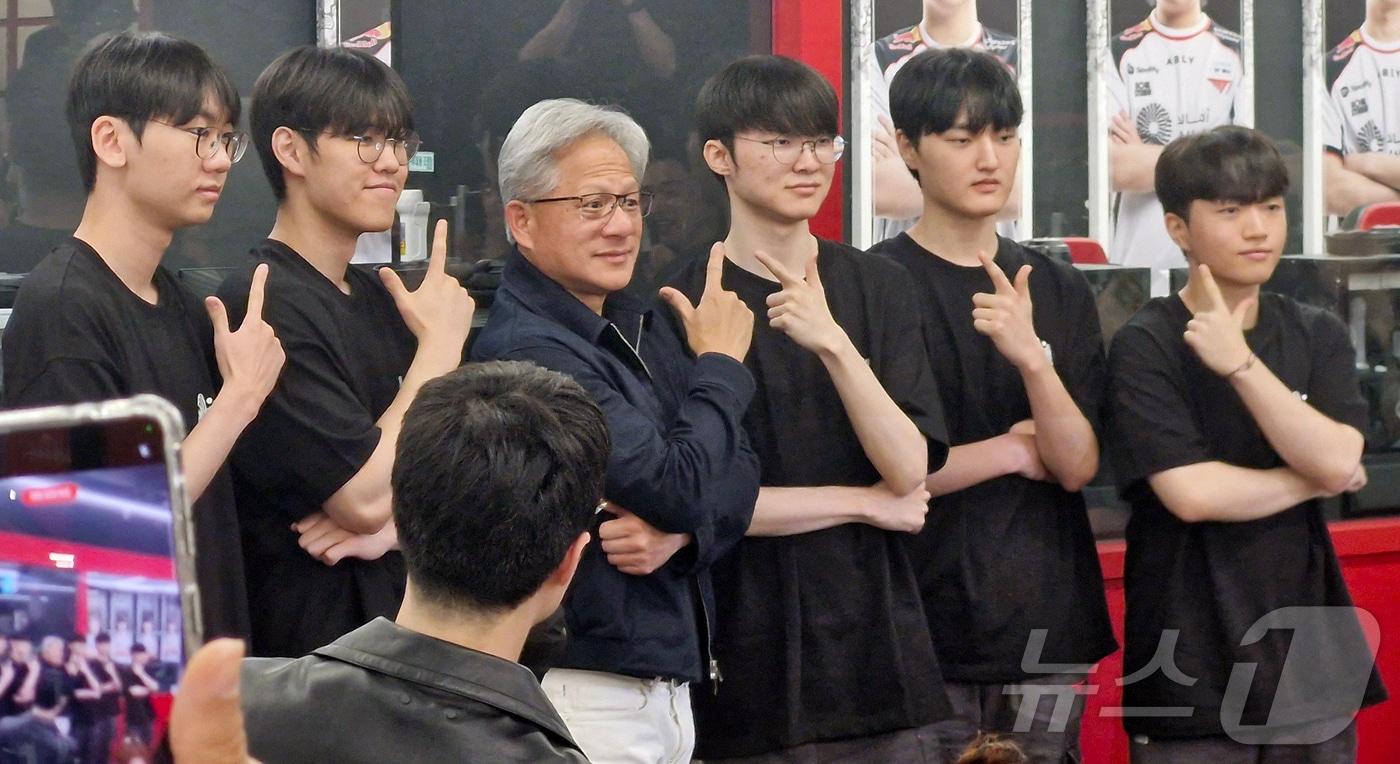 본문 이미지 - 젠슨 황 엔비디아 최고경영자(CEO)가 5일 서울 마포구 PC방 T1 베이스 캠프에서 ‘페이커’ 이상혁을 비롯한 T1 리그 오브 레전드(LoL) 선수단을 만나 함께 기념 촬영을 하고 있다. 2026.6.5 ⓒ 뉴스1 신은빈 기자