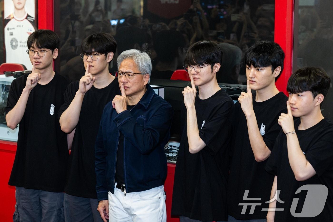 본문 이미지 - 젠슨 황 엔비디아 최고경영자(CEO)가 5일 서울 마포구 ‘T1 베이스 캠프’를 방문해 ‘페이커‘ 이상혁을 비롯한 e스포츠 구단 T1의 리그 오브 레전드(LoL) 선수단과 ‘페이커’의 시그니처 포즈를 취하고 있다. (공동취재) 2026.6.5 ⓒ 뉴스1 이광호 기자