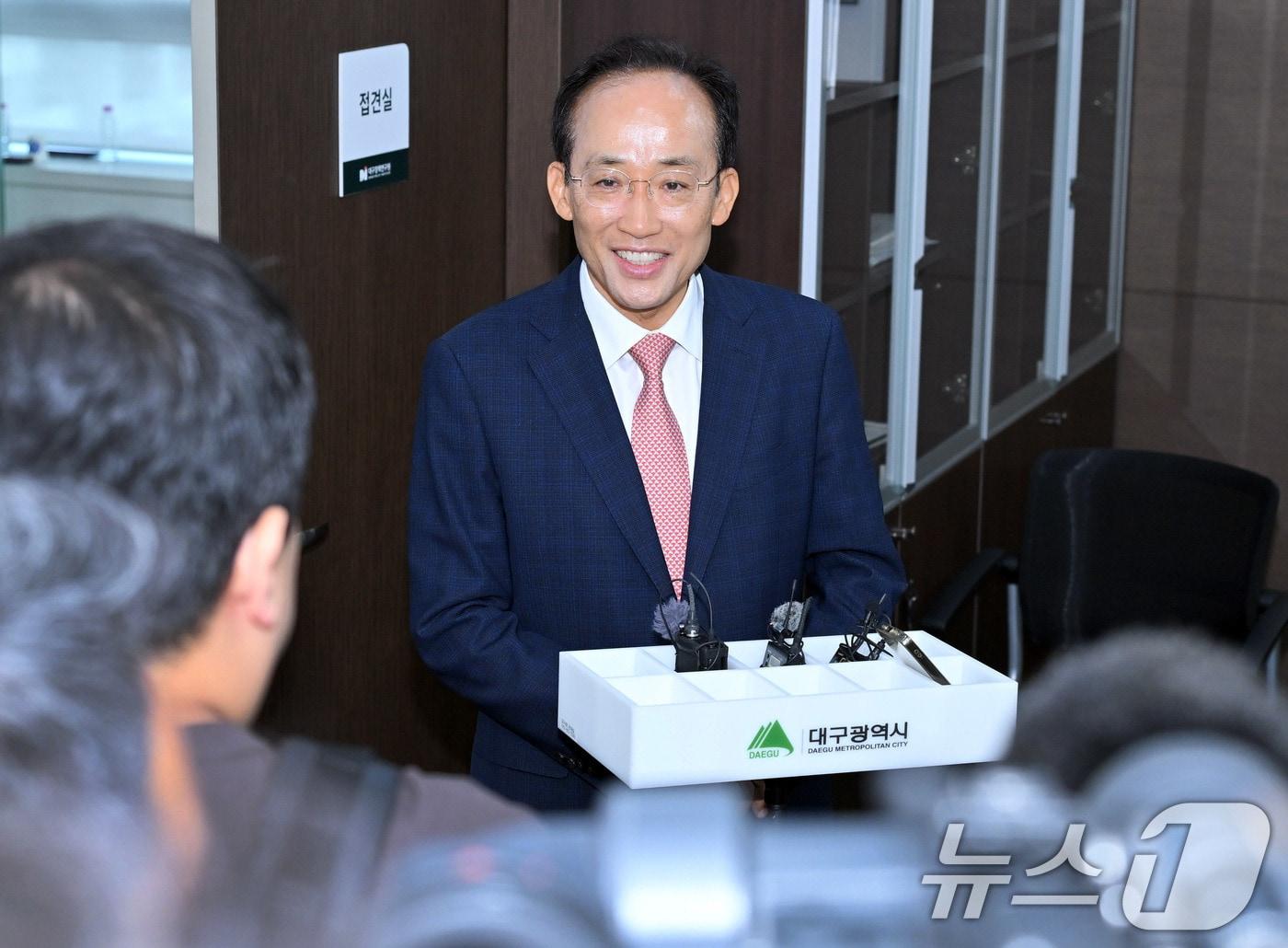 본문 이미지 - 추경호 대구시장 당선인이 5일 오전 대구 동구 신청동 대구정책연구원에서 열린 대구시장직 인수지원 보고회에서 취재진 질문에 답하고 있다. (대구시 제공. 재판매 및 DB 금지) 2026.6.5 ⓒ 뉴스1 공정식 기자