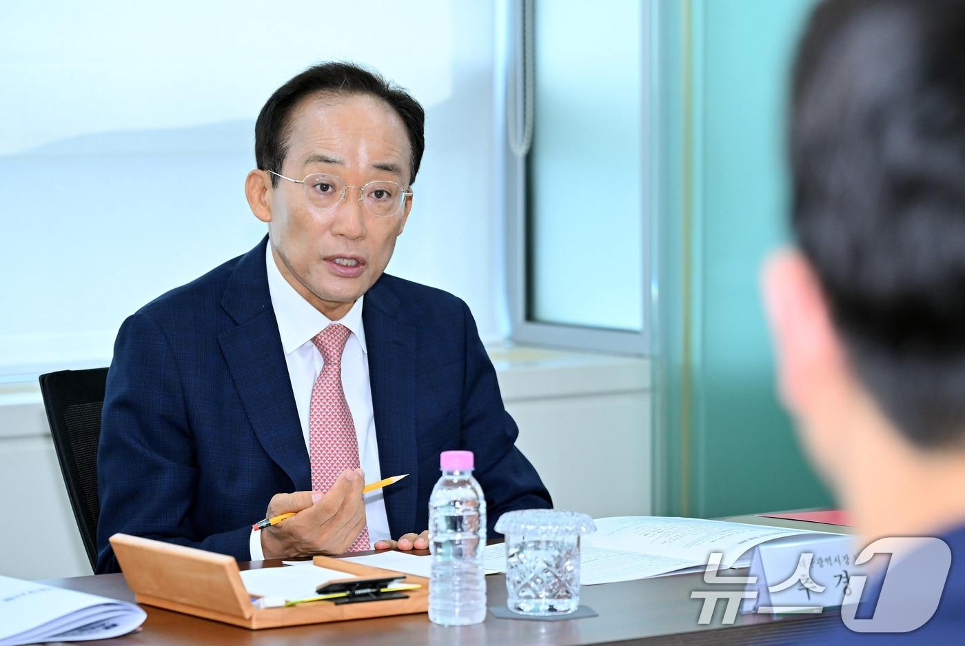 본문 이미지 - 추경호 대구시장 당선인이 5일 오전 대구 동구 신청동 대구정책연구원에서 열린 대구시장직 인수지원 보고회에서 대구시 현황에 대한 보고를 받고 있다. (대구시 제공. 재판매 및 DB 금지) 2026.6.5 ⓒ 뉴스1 공정식 기자