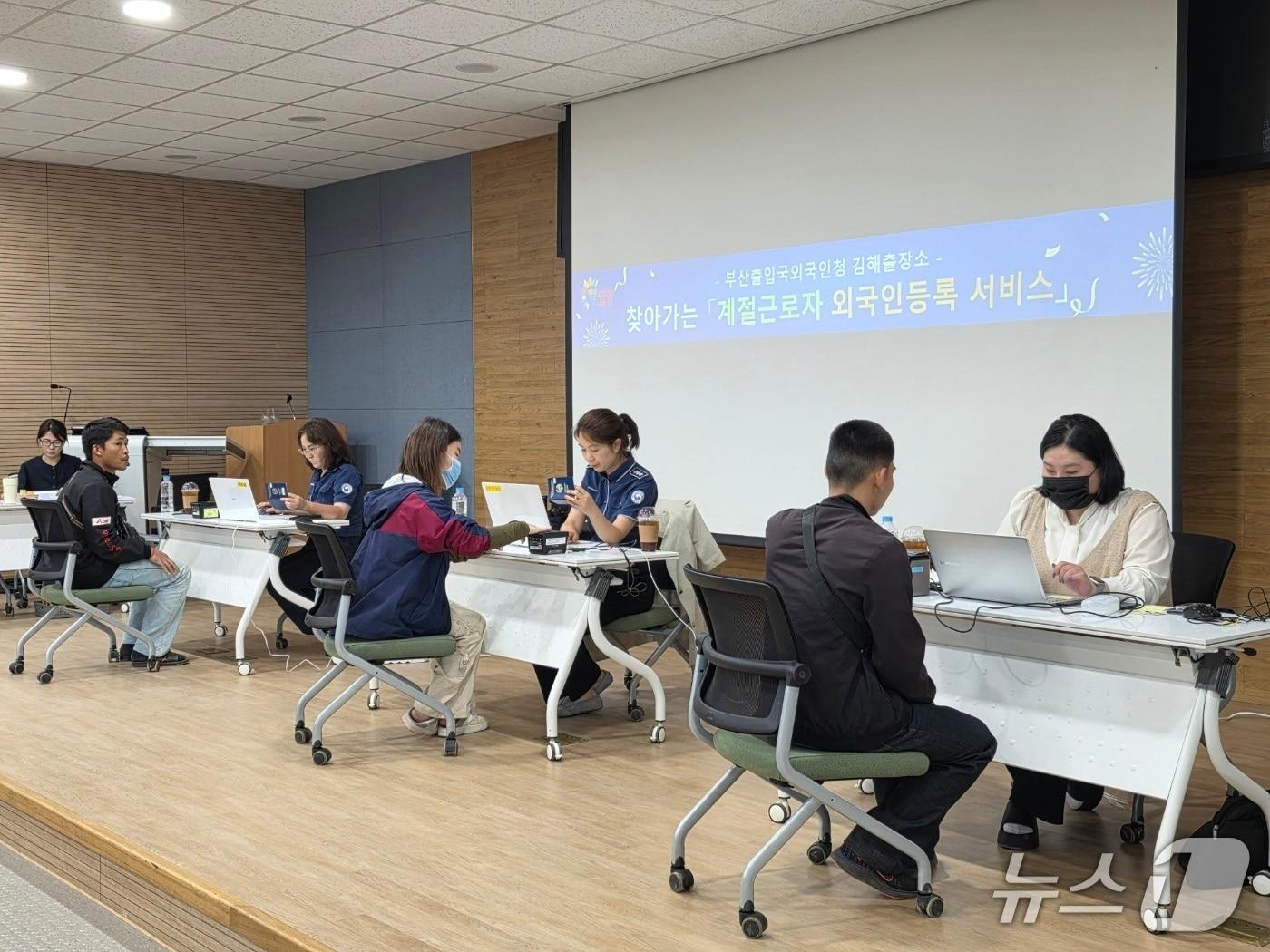 본문 이미지 - 경남 밀양시 농업기술센터에서 '찾아가는 출입국행정서비스'를 진행하는 모습 (부산출입국·외국인청 제공. 재판매 및 DB금지)