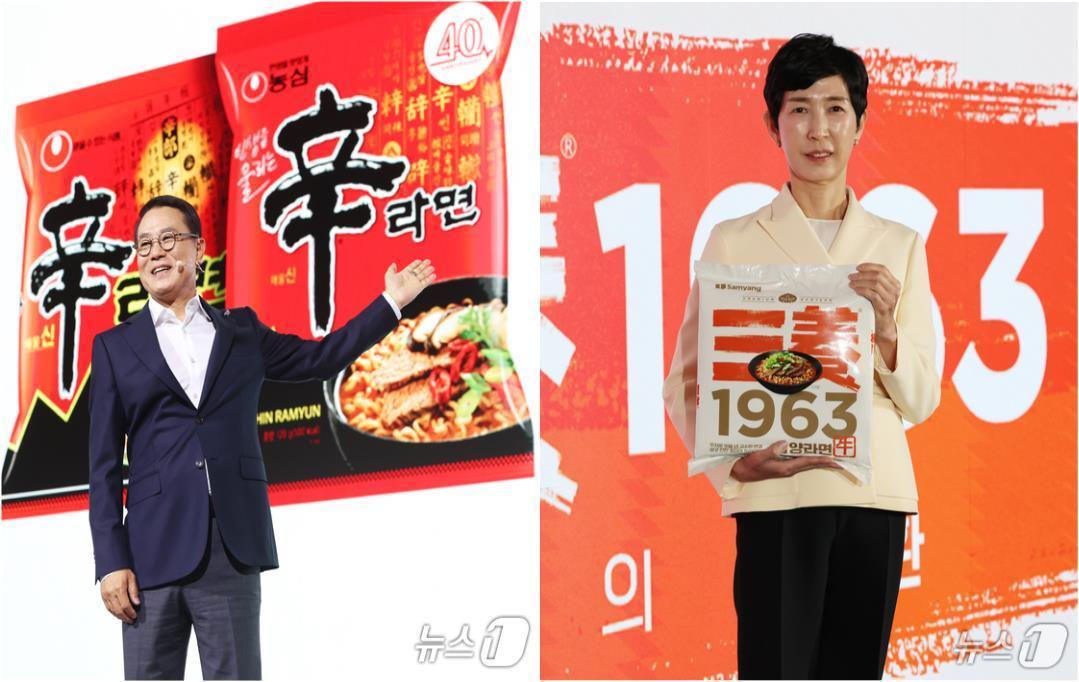 본문 이미지 - 신라면 40주년 기자간담회에 포즈를 취하고 있는 조용철 농심 대표(왼쪽)와 삼양 1963 출시 발표회에서 제품을 들고 있는 김정수 삼양식품 회장. ⓒ 뉴스1